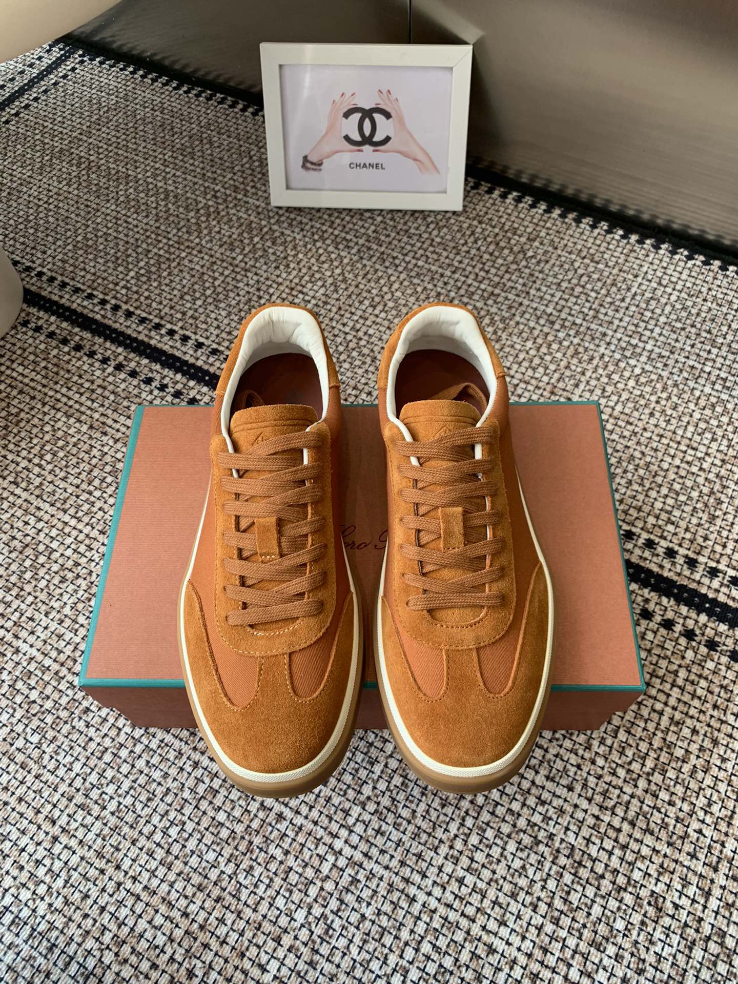 NO:265087,Men's Loro Piana Nuoyou Pianya Des-School Shoes Casual Board Shoes This new suede tennis shoe features an ultra-low top design, suitable for year-round wear. The edged sole creates a relaxed and charming color combination, harmoniously integrating functionality with low-key personality style. Create an ideal shoe choice for urban clothing. The heel is decorated with Kummel color insert soft calfskin tongue, imprinted LP logo cotton lace upper, cow section suede sole Rubber lining calfskin fabric Original custom head layer cowhide inner Custom calfskin lining outsole Original open mold anti-slip rubber material Size 39-45, casual shoes/sports shoes, loro piano, loro piano, sneakers, cowhide19860909男款Loro Piana 诺悠翩雅 德训鞋 休闲板鞋 这款新款绒面革网球鞋采用超低帮设计,适合全年穿着.包边鞋底营造轻松迷人的色彩组合,将功能性与低调个性风格和谐融合.打造都市着装的理想鞋履选择.鞋跟处饰以Kummel色嵌片柔软小牛皮鞋舌,压印LP徽标棉质鞋带鞋面,牛剖层绒面革鞋底 橡胶衬里小牛皮 面料 原版定制头层牛皮 内里 定制小牛皮里 大底 原版开模防滑橡胶材质 码数39-45,休闲鞋/运动鞋,loro piana,loro piana,sneakers,cowhide,Women's Shoes