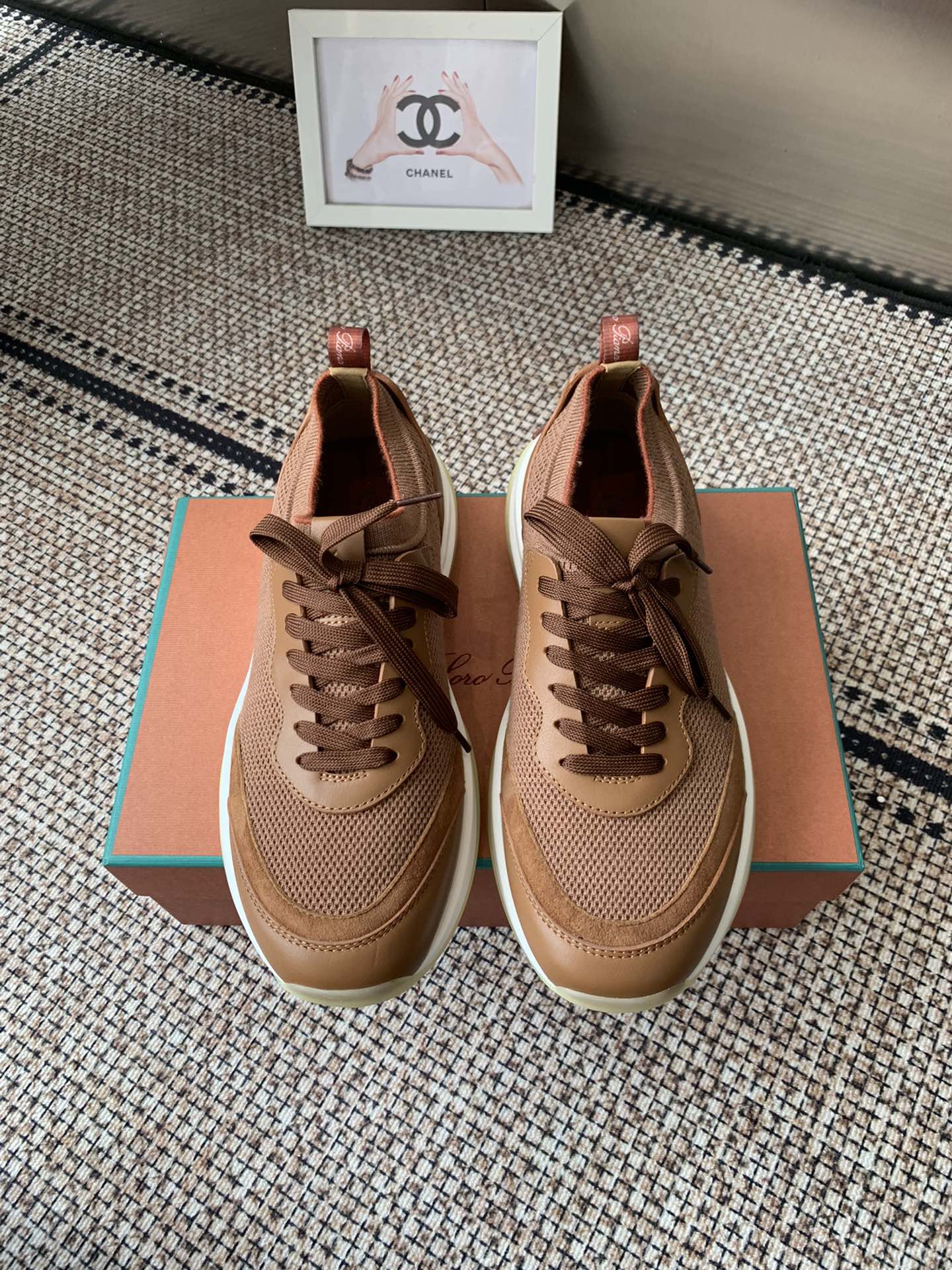 NO:265089,Loro Piana Flexy Walk Men's sneakers are made of Wish knitted wool with special craftsmanship. Light and comfortable. Great for casual relaxation. Featured imported wool. The upper is made on a loom like a sweater and then paired with a light sole. Ribbed elastic laces with Kummel trim White outsole with Kummel sole with a Kummel sole with a Loro Piana acronym repeat pattern. Kummel lifting ring with Loro Piana logo tones cowhide. Naba cowhide insole size 39-45, casual shoes/sports shoes, loro piga, sneakers, sweaters, cowhide19860909Loro Piana 诺悠翩雅 Flexy Walk 男款运动鞋 这款运动鞋鞋面采用 Wish 针织羊毛以专门工艺制成 轻盈舒适 非常适合休闲放松时穿着. 精选进口羊毛 鞋面像毛衣一样在织布机上制成,随后配以轻便鞋底. 罗纹松紧带鞋口搭配 Kummel 色饰边 白色鞋外底配Kummel 色鞋底 印有 Loro Piana 首字母缩写重复图案 Kummel 色提拉环带有 Loro Piana 标识同色牛皮革细节 納巴牛皮革内底 码数39-45,休闲鞋/运动鞋,loro piana,sneakers,sweaters,cowhide,Women's Shoes