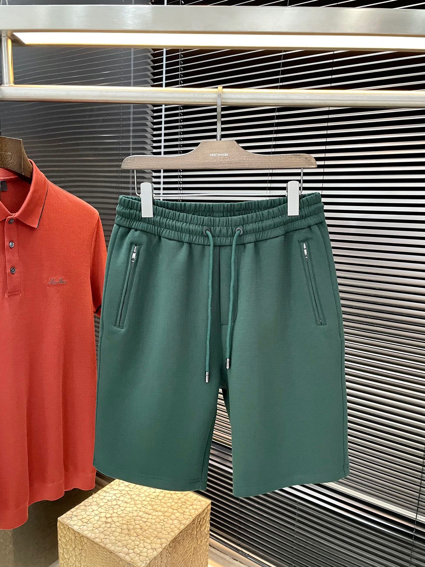 NO:161599,P Dolce & Gabbana- (Dolce & Gabbana) 2025 spring and summer new style, the latest casual shorts. Original pants are casual and versatile, casual and lazy, high-end custom imported polyester fiber fabric, customized craftsmanship, full of comfort. High-end and atmospheric, does the taste of summer have? First choice. Code number M1 XXXL purchasing level...,,Dolce & Gabbana,Dolce & Gabbana, shorts,alexander wang19860909P  Dolce&Gabbana-（杜嘉班纳） 2025春夏季新款,最新休闲短裤.原版裤型上身休闲百搭、随性慵懒范,高级定制进口聚脂纤维面料,订制工艺 舒适感爆棚.高端大气,夏天的味道有没有,首选 .码数 M一XXXL代购级别……,,Dolce&Gabbana,Dolce&Gabbana,shorts,alexander wang,Men's clothing