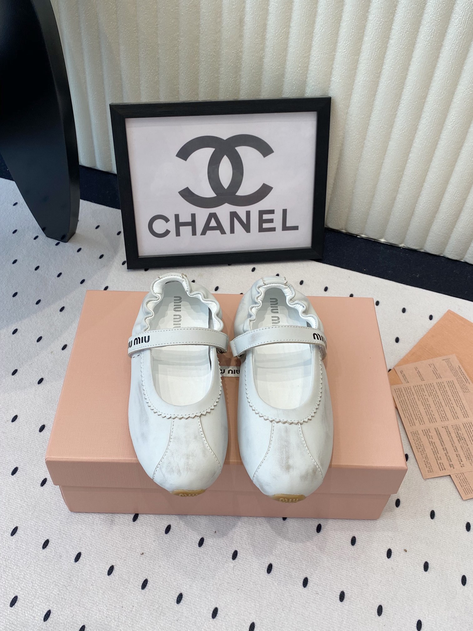 NO:265272,MiuMiu's new ballet shoes, high-version shipment, fashionable and versatile and casual, comfortable and not polished feet, super age-reducing with socks, imported cow back fleece/cowhide upper, sheepskin lining, original mold open sole Size: 35-40, ballet shoes, miumiu, cowhide, sheepskin, socks19860909MiuMiu新款芭蕾鞋 高版本出货 时髦百搭休闲 上脚舒适不磨脚 搭配袜子超级减龄 进口牛反绒/牛皮鞋面 羊皮内里 原版开模大底 Size: 35-40,芭蕾舞鞋,miumiu,cowhide,sheepskin,socks,Women's Shoes