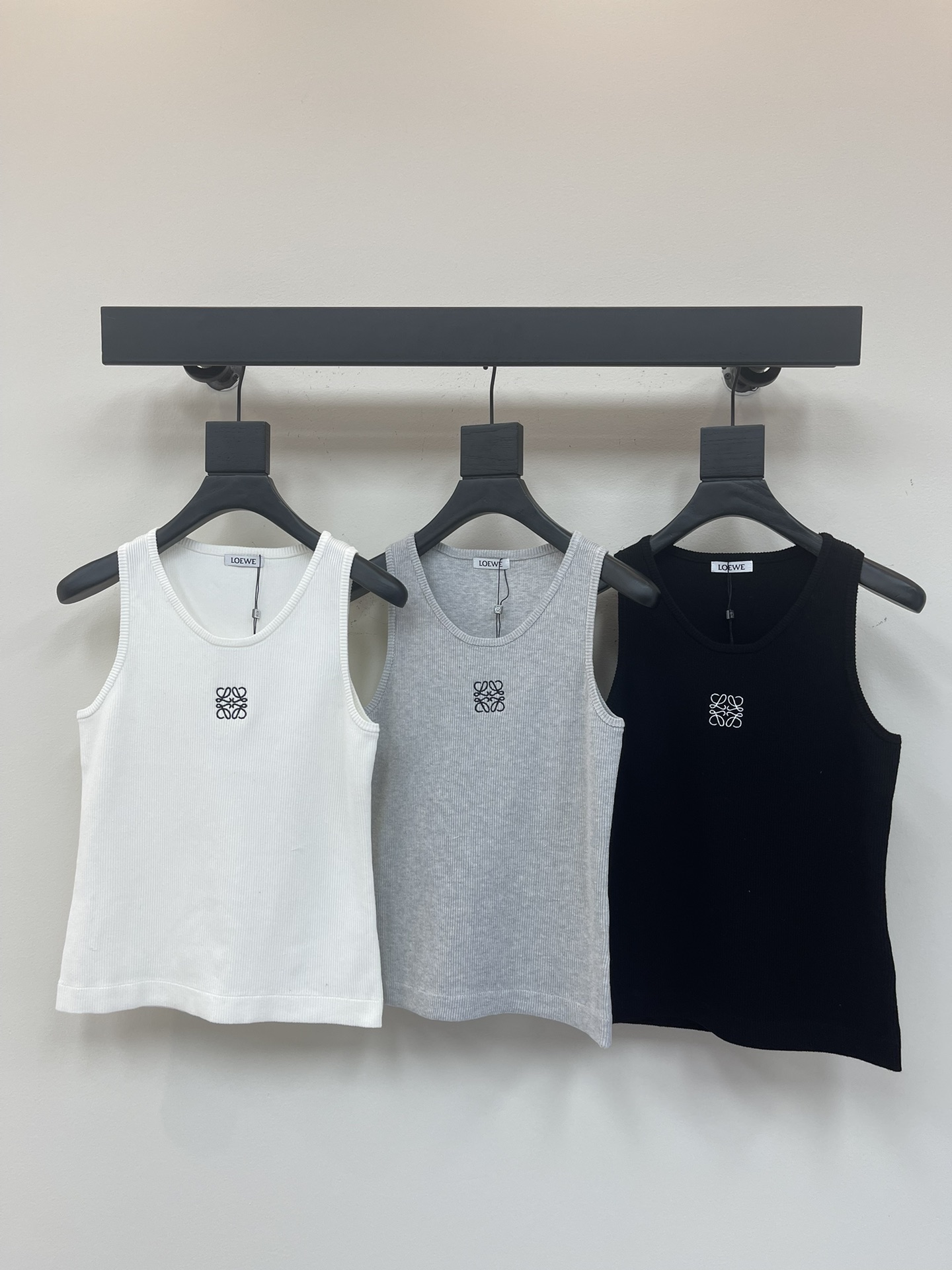 NO:332257,Loew* classic logo embroidered vest, knitted fabric is comfortable, easy to control various occasions to show elegant temperament. Gray white and black SML, loewe, alexander wang19860909Loew*经典logo刺绣背心,针织款面料舒适,轻松驾驭各种场合尽显优雅气质 灰色白色黑色SML,,loewe,alexander wang,Women's clothing