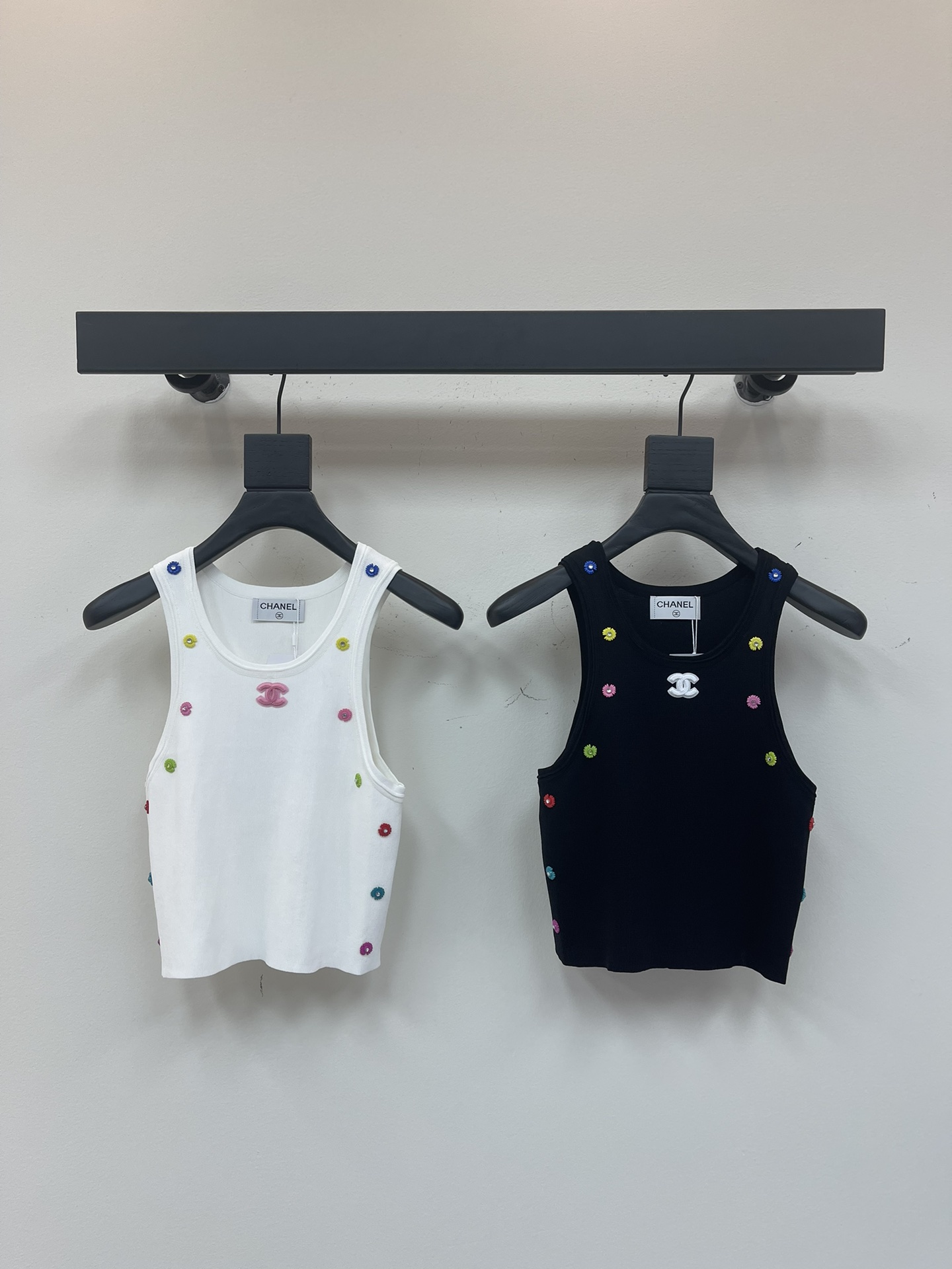 NO:332260,Chane* flower edge vest, classic, fashionable, comfortable and soft knitted fabric, suitable for summer outfits. It comes with exquisite flower decoration, full of details. Black and white SML, chanel, alexander wang19860909Chane*花朵边背心,经典时尚舒适柔软的针织面料,适合夏季穿搭.附带精美花朵装饰,细节感满满.黑白二色 SML,,chanel,alexander wang,Women's clothing