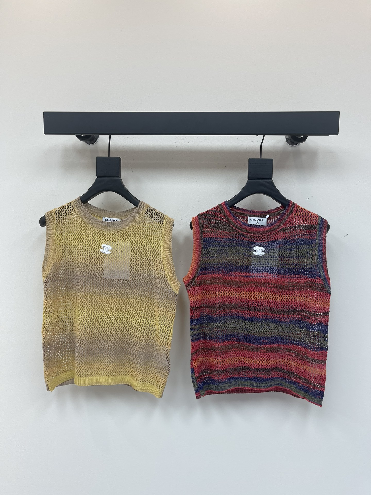 NO:332262,CHANE* 2025 Spring and Summer Latest Series!  Gradient striped hollow knitted sleeveless vest!  The hollow crochet texture is interwoven to present a multi-color gradient effect. Retro and fashionable and layered. Sleeveless vest style. The round neck neckline is appropriately exposed to the skin. The beautifies the head and shoulders proportions make it look slimmer. Two-color three-code, chanel, alexander wang19860909CHANE* 2025春夏最新系列！渐变条纹镂空针织无袖背心！通体镂空钩针肌理交织呈现多色彩渐变效果 复古时髦有层次 无袖背心版型 圆领领口恰当露肤 美化头肩比例更显瘦 二色三码,,chanel,alexander wang,Women's clothing