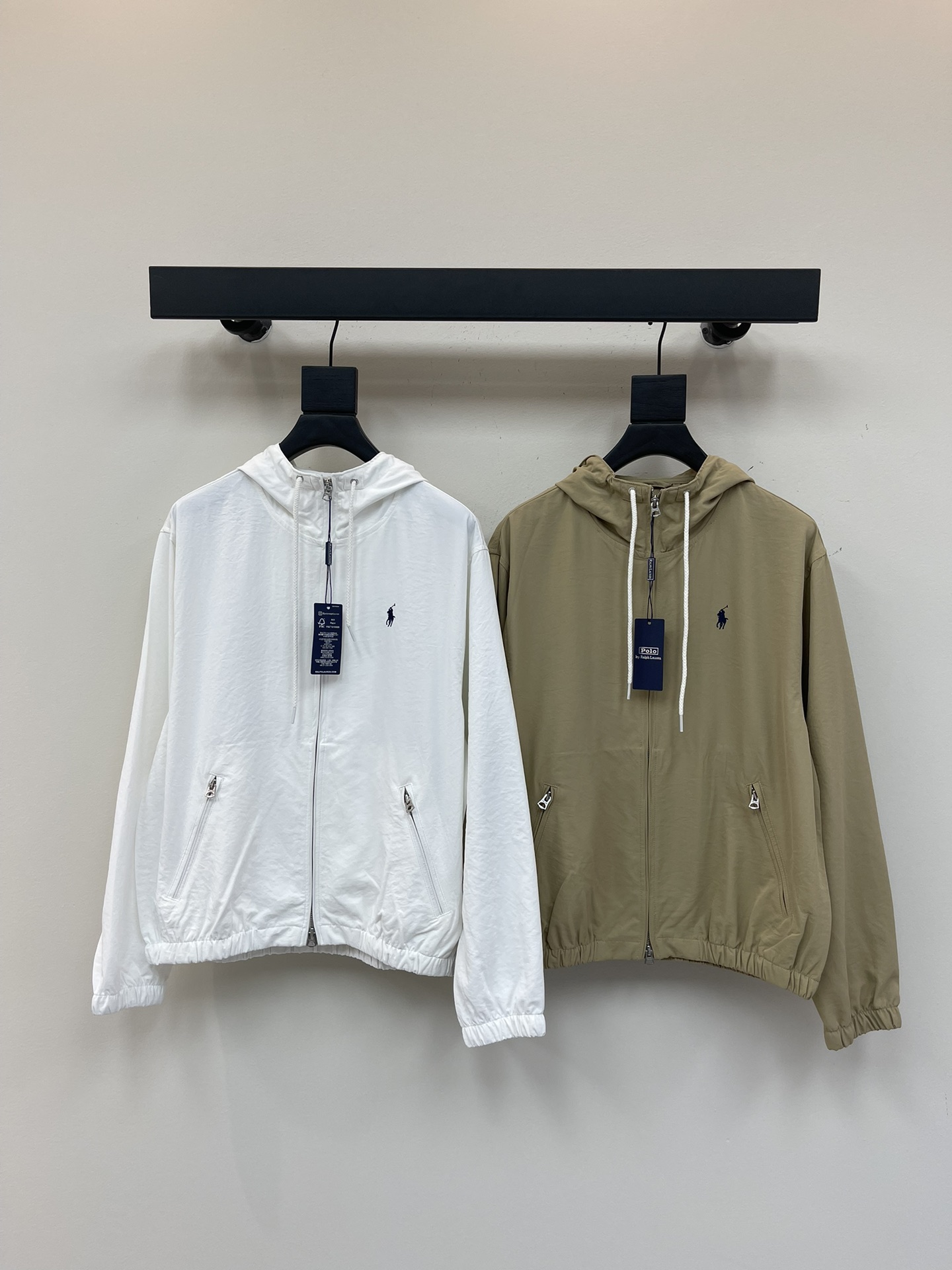 NO:332252,Polo*2025 new hooded sunscreen jacket, comfortable and easy to wear, crisp and stylish hooded sunscreen jacket style, contrasting color embroidery on the chest, highlighting the brand's high-end feeling, rich visual effects, elastic and tight wrapping cuffs, side sleeve badges illuminate style, add casual and fashionable feeling of work clothes, highlighting fashionable and fashionable positioning, fashionable and fashionable upper body, white brown SML,, jackets & coats, jackets & coats,hats,alexander wang19860909Polo*2025新品连帽防晒夹克外套 舒适好穿 挺括有型 连帽防晒外套版型 胸前撞色刺绣 凸显品牌高级感 丰富视觉效果 弹力松紧包裹袖口 侧袖徽章点亮格调 增添工装休闲时尚感 彰显时髦潮流定位 上身时髦洋气 白色 咖色 SML,,jackets & coats,jackets & coats,hats,alexander wang,Women's clothing