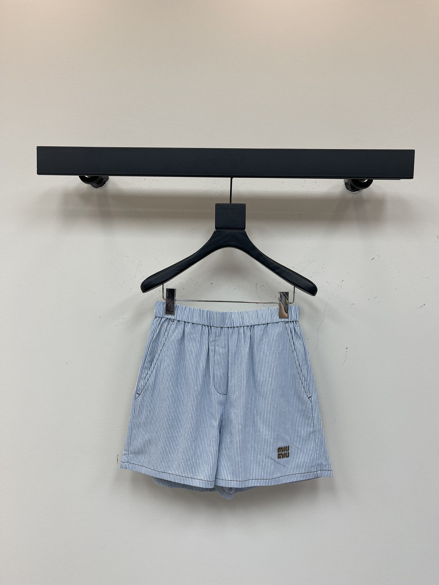 NO:332240,Miumiu25Ss spring and summer new light-colored wash striped denim shorts, brown embroidered letter logo is low-key and luxurious, original custom-made striped imported wash cowboy has a soft and delicate texture. The loose and short style makes the upper body look slim!  It is sweet and salty, and has a girlish style that reduces age. It is versatile and not picky!  SML, miumiu, shorts, alexander wang19860909Miumiu25Ss春夏新款浅色水洗条纹牛仔短裤 棕色刺绣字母logo低调奢华,原版定制色织条纹进口洗水牛仔柔软细腻质感超赞.宽松小短款版型上身巨显瘦！可甜可盐气质减龄少女风百搭不挑人！SML,,miumiu,shorts,alexander wang,Women's clothing