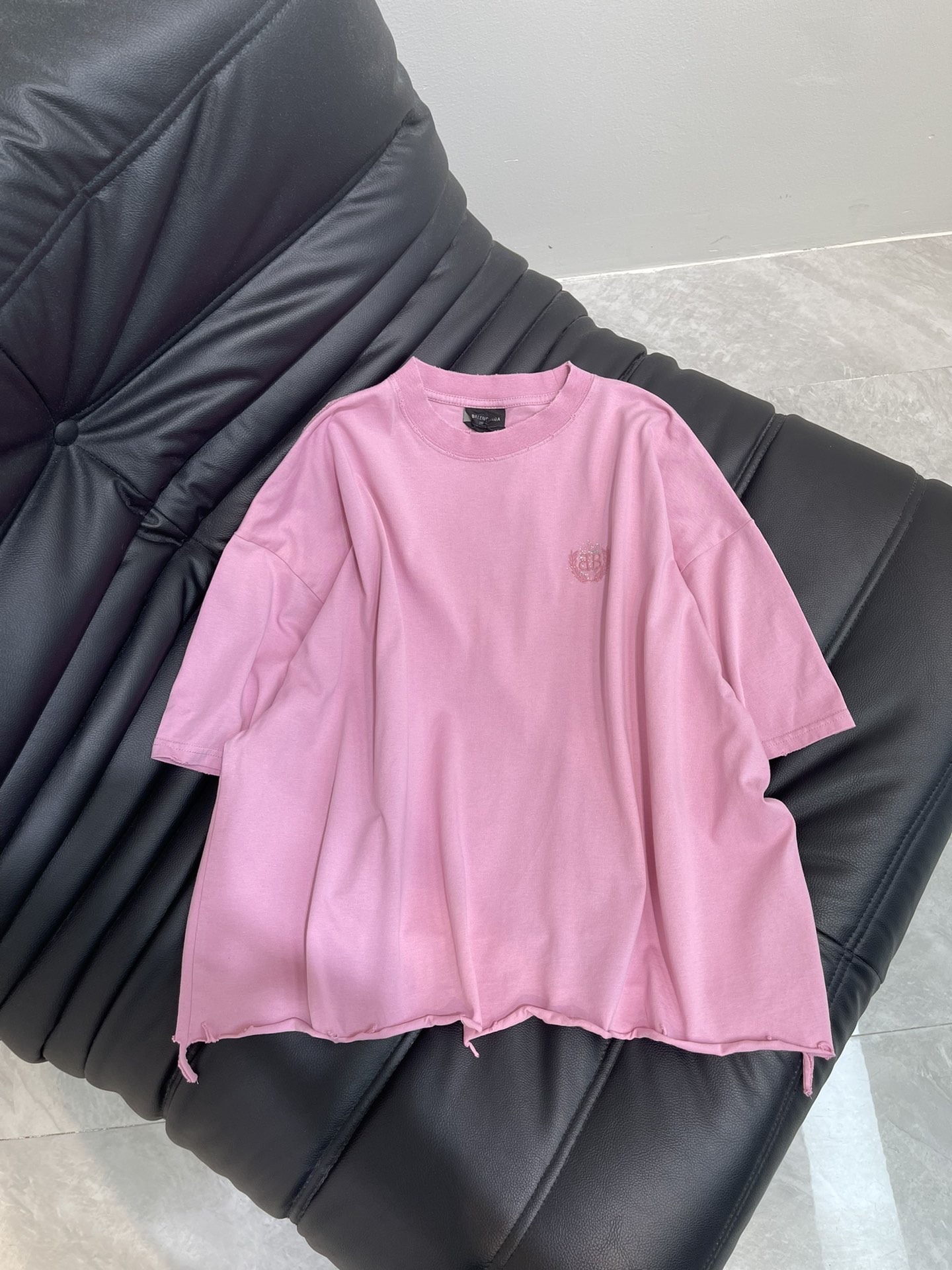 NO:332243,Balenciag* round neck ripped print Customized YB native cotton material breathable and comfortable, full texture Loose shoulder t-shirt cut to highlight the brand style Made of gram-weight pure cotton with a slight elasticity Presents a slim visual effect The front chest is embellished with the graffiti brand logo Echoing the back waist graffiti brand logo. Fashion feels instantly. The neckline hem is irregularly ripped and curled. Create a free and casual fashionable style. The inner wear is brilliant and fashionable. SML,,balenciaga,tees, t-shirt,alexander wang19860909Balenciag*圆领破洞印花 定制YB原生全棉材质 透气舒适 质感十足 宽松落肩T恤裁剪 凸显品牌格调 采用克重纯棉制成 略带有弹力 呈现显瘦视觉效果 正面胸前点缀标志性字母徽标 与后腰涂鸦风格品牌标呼应 时尚感立现 领口下摆不规则破洞和卷边效果 随心打造自由随性的时髦风格 单穿内搭都出彩时髦 SML,,balenciaga,tees，t-shirt,alexander wang,Women's clothing