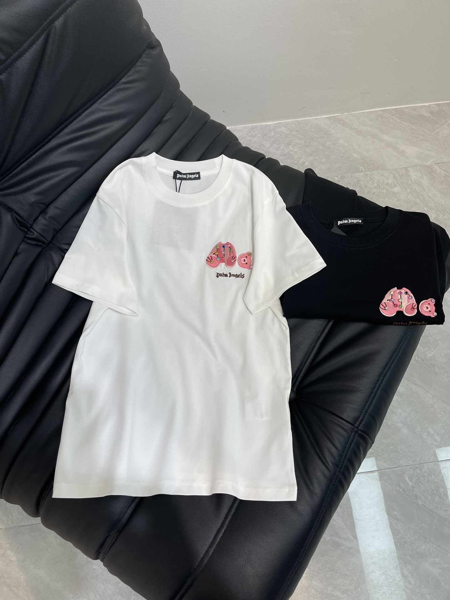 NO:332246,Palm angels 25 spring and summer new fun bear embroidered short-sleeved T-shirt. Imported pure cotton fabric, the classic style is versatile and not picky, and the upper body is very beautiful!  SML, T-shirt,tees,t-shirt,alexander wang19860909Palm angels 25春夏新款趣味小熊刺绣短袖T恤.进口纯棉面料,经典版型百搭不挑人,上身非常漂亮！SML,,T-shirt,tees，t-shirt,alexander wang,Women's clothing