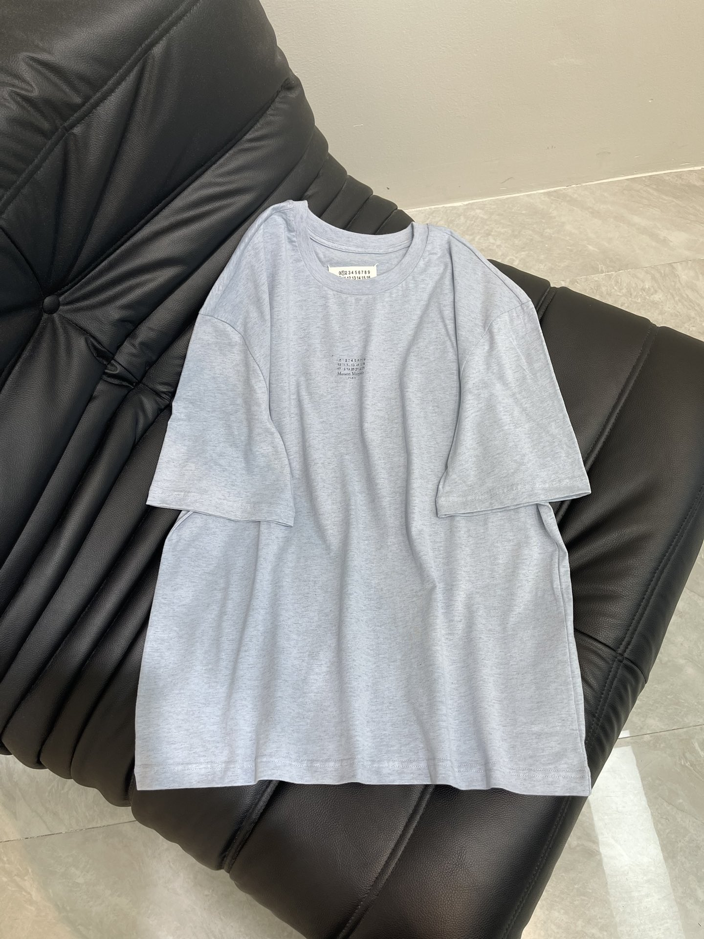 NO:332249,MM6 Magila*25 spring and summer new small letter printing short-sleeved T-shirt. A huge and beautiful item, digital print on the chest, age-reducing softness. A ready-to-wear craftsmanship is cumbersome and time-consuming. Presenting quality items. The upper body is fashionable and fashionable. The color is refreshing and age-reducing. Recommended to buy.SML,,masion margiela,masion margiela,T-shirt,tees,t-shirt,alexander wang19860909MM6马吉拉*25春夏新款小字母印花短袖T恤 巨好看的一款单品,胸口数字印花 减龄柔美 一件成衣工艺繁琐耗时 呈现品质单品 上身洋气时髦 颜色清爽减龄 推荐入手.SML,,masion margiela,masion margiela,T-shirt,tees，t-shirt,alexander wang,Women's clothing