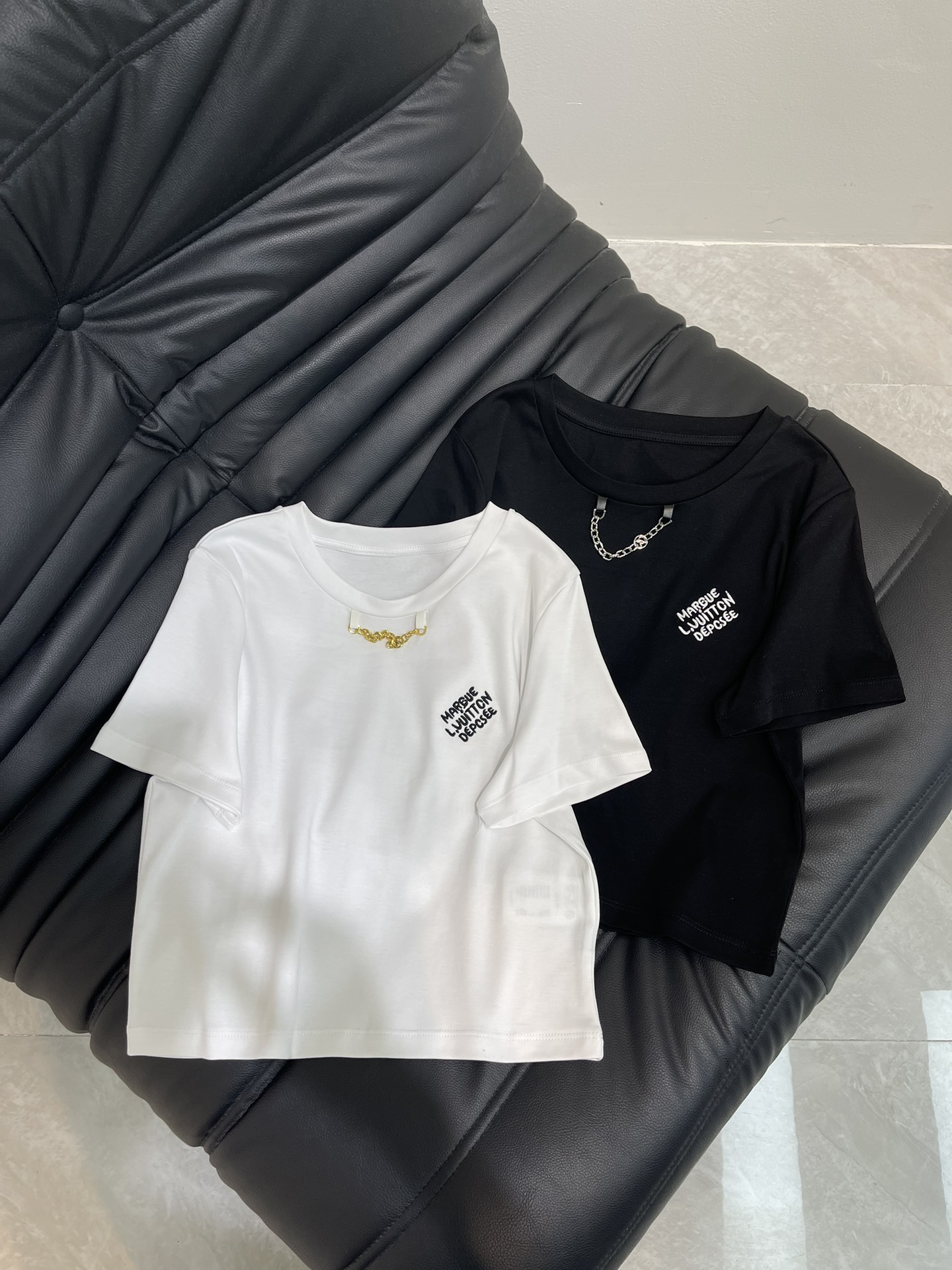 NO:332255,Lv spring and summer new round neck T-shirt; cotton fabric is soft and delicate; custom-made washing water and wheat accessories are all in one piece. The fit is comfortable and beautiful!  Black and white SML, louis vuitton,tees,t-shirt,alexander wang19860909Lv春夏新款圆领T恤；采用棉面料质感柔软细腻；定制洗水麦辅料齐.版型合身上身效果舒适好看！ 黑白 SML,,louis vuitton,tees，t-shirt,alexander wang,Women's clothing