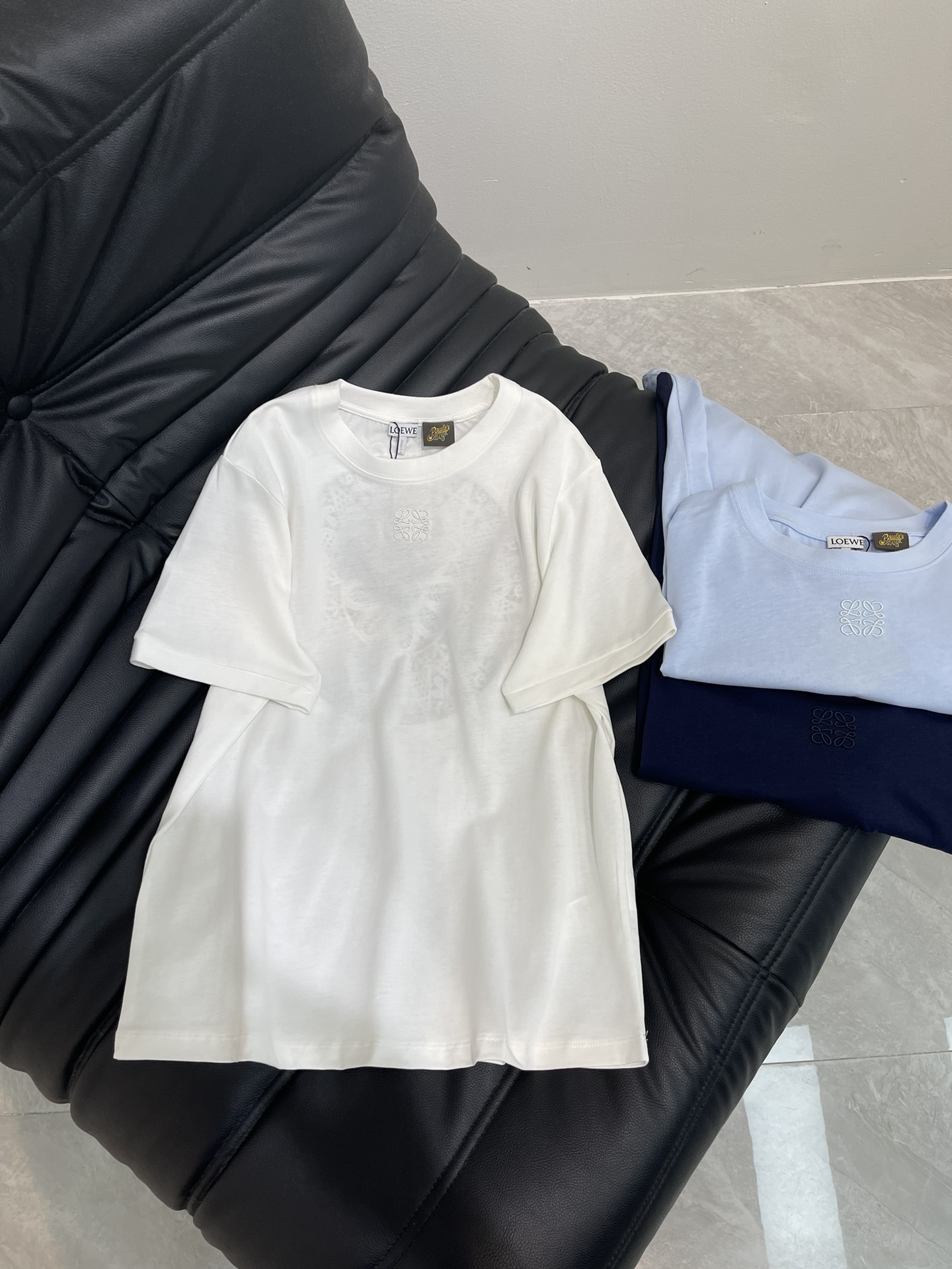 NO:332258,Loew* hollow embroidery Customized YB native cotton material Comfortable texture and easy to wear Regular T-shirt tailoring, delicate texture throughout, embroidered totem logo centered on the chest, hollowed out, embroidery paints floral logo echoes brand personality, highlights the high-end feeling of outfit, makes simple styles look personal and exquisite, and the outfit shows relaxed tone, light luxury and fashionable temperament, single wear can be worn, the first choice for fashionable outfits in all seasons Customized surface accessories, accurate version, high version, 3 colors, loewe,tees, t-shirt, alexander wang19860909Loew*镂空刺绣 定制YB原生全棉材质 质感舒适 弹力好穿 常规T恤剪裁 通体细腻肌理 胸前居中刺绣图腾徽标 后背以镂空处理 刺绣绘制出花卉徽标呼应 彰显品牌个性 凸显穿搭高级感 让简单款式穿出个性精致 穿搭尽显松弛调性 轻奢时髦气质 单穿叠穿均可 四季时尚穿搭首选 定制面辅料 认准版本 高版本 3色,,loewe,tees，t-shirt,alexander wang,Women's clothing