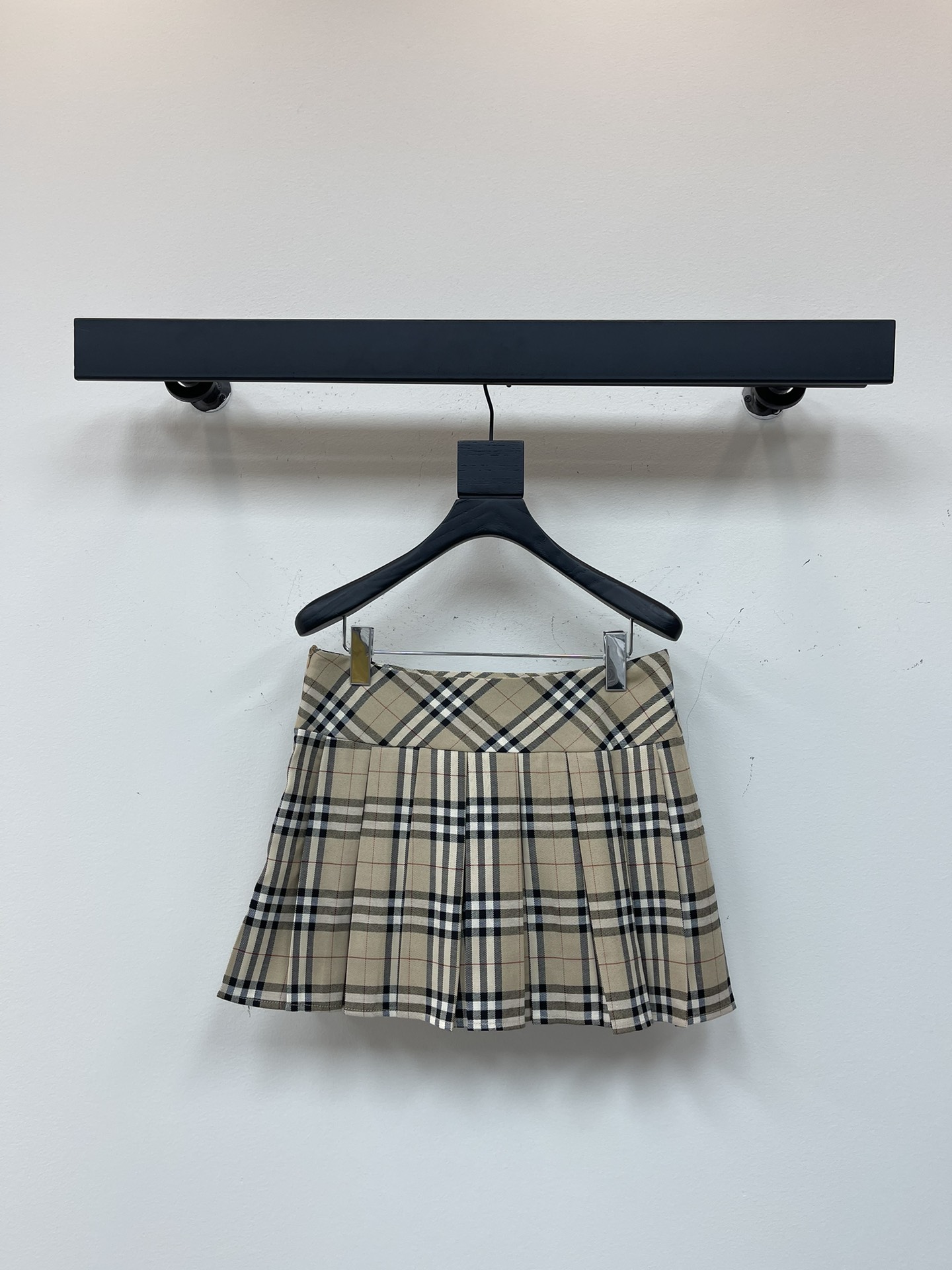 NO:332601,Burberr*25 new BBR plaid pleated skirt, the classic plaid short skirt is really beautiful!  The plaid skirt that fashionable girls cannot escape is simply a girl's label. The fabric is soft and comfortable without tying. Customized woven plaid fabric, the matching cutting is extremely time-consuming and material-intensive, and the loss is self-evident. Flat car covers the seams and locks the edges, sews them back and forth, and hand-presses them. The upper body is really super girlish and super slimming!  SML, burberry, skirts, alexander wang19860909Burberr*25新款BBR格纹百褶裙,经典格纹短裙真的是太好看了吧！时髦精女孩都逃不过的格纹裙,简直就是少女的标签.面料柔软舒适不扎肉.定制色织格子面料,对位裁剪极其费时费料,损耗之大不言而喻.平车包缝锁边,来去缝合缝,手工压褶.上身真的超级少女 超级显瘦！SML,,burberry,skirts,alexander wang,Women's clothing
