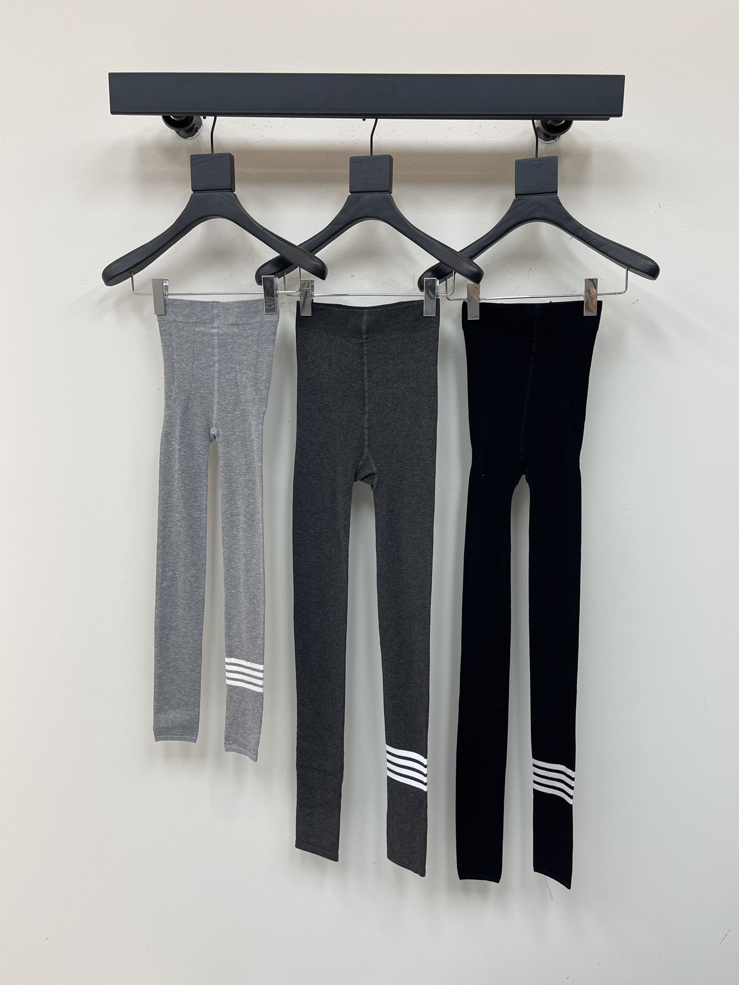 NO:332604,Tho*m Brown*e 25 new TB college style four-bar slim leggings, the four-bar style is very right, without the colorful colors and embellishments, only high-end and versatile. The essential items for trendy people's outfits are exquisite and eye-catching, and they are full of aura and trendy. Sports and leisure are all SML, alexander wang19860909Tho*m Brown*e 25新款TB学院风四条杠显瘦打底裤,四条杠的款式,非常恰到好处,没有天花乱坠的色彩和点缀 就只有高级感和百搭.潮人穿搭造型必备单品精致吸睛,气场满分怎么穿怎么潮,运动休闲都SML,,alexander wang,Women's clothing