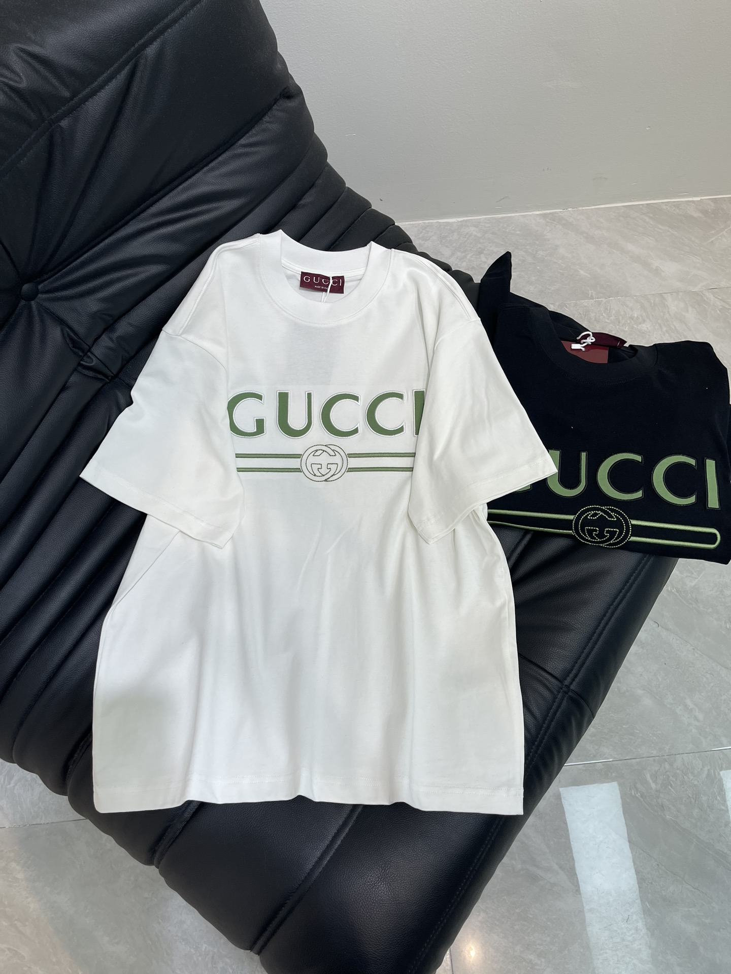 NO:332595,Gucc*25 new two-color letter embroidery logo short-sleeved T-shirt. Customized pure cotton fabric is breathable and comfortable. The chest logo is large, jacquard embroidery embroidery embroidery has a saturated three-dimensional feeling. Loose style, casual and comfortable, suitable for wearing in all occasions. A versatile style. The same style for men and women!  S-XL, gucci, T-shirt,tees, t-shirt,alexander wang19860909Gucc*25新款双色字母刺绣标识短袖T恤.定制纯棉面料透气舒适.胸前标识大logo提花刺绣刺绣饱和立体感强.宽松版型,休闲自在,适合各种场合穿着 百搭款.男女同款！S-XL,,gucci,T-shirt,tees，t-shirt,alexander wang,Women's clothing