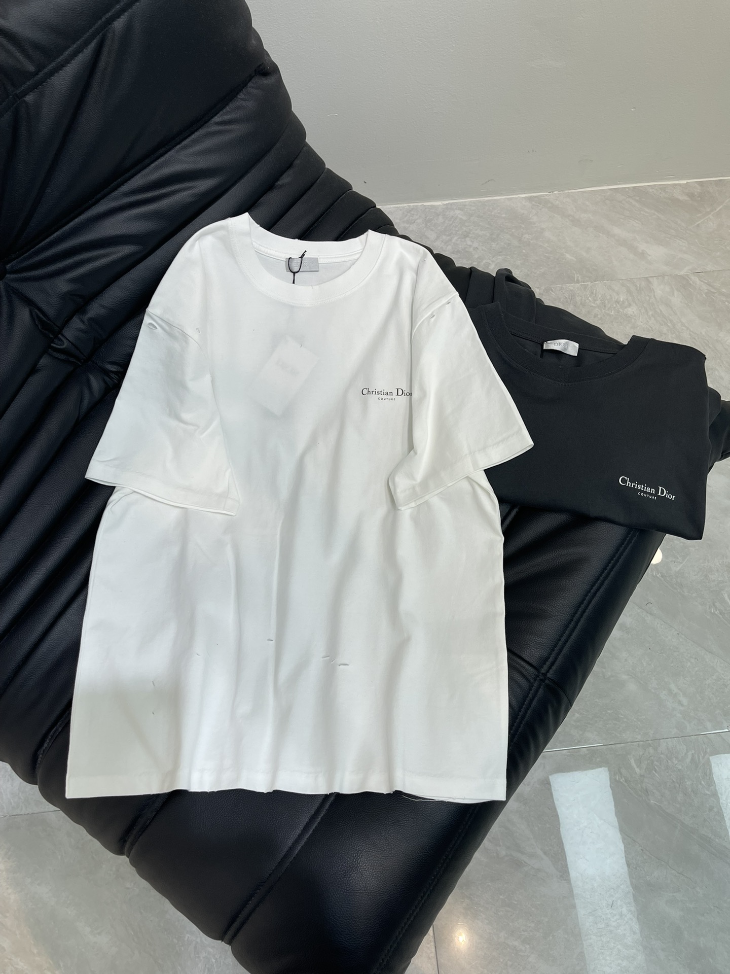 NO:332598,Dio* newest lily of the valley letters used for old ripped round neck short-sleeved T-shirt, using 230g wash cotton, 15 pieces, the fabric is comfortable and soft, skin-friendly and breathable, tight and thick feel. Four-wire dense edges, double-wire collar edges, double-needle chain bottom edges, and the chest is decorated with brand letter logo prints. The back is decorated with lily of the valley letter prints, fine workmanship, and can be matched with multiple types of clothing to create a fashionable look. The three standards are complete, the same style for men and women!  SML, dior, T-shirt,tees, t-shirt,alexander wang19860909Dio*新款铃兰字母做旧破洞印花圆领短袖T恤 采用230g洗水棉,15支,面料舒适柔软 亲肤透气,紧密挺厚手感 四线密边,双线领冚边,双针锁链底包边包线 胸前饰以品牌字母标识印花点缀 后背同饰铃兰字母印花装饰,做工精细 能与多类型服饰搭配营造时尚造型 三标齐全,男女同款！ SML,,dior,T-shirt,tees，t-shirt,alexander wang,Women's clothing