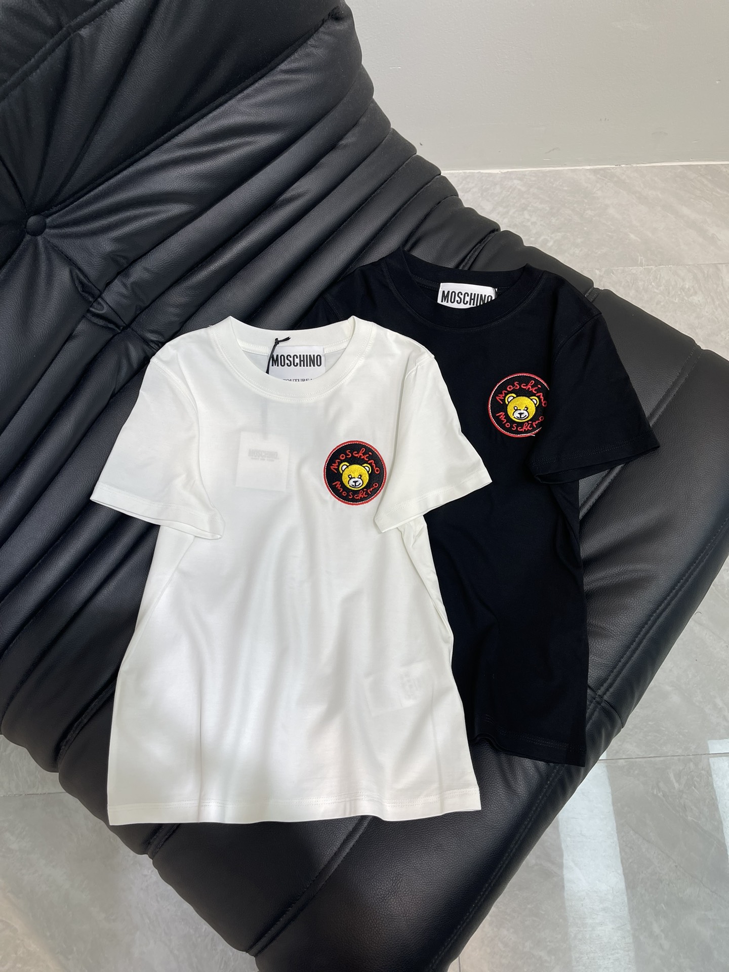 NO:333252,Mos*25 spring and summer new bear letter embroidered short-sleeved T-shirt. Imported mercerated cotton fabric, the classic style is versatile and not picky, and the upper body is very beautiful!  SML, T-shirt,tees,t-shirt,alexander wang19860909Mos*25春夏新款小熊字母刺绣短袖T恤.进口丝光棉面料,经典版型百搭不挑人,上身非常漂亮！SML,,T-shirt,tees，t-shirt,alexander wang,Women's clothing