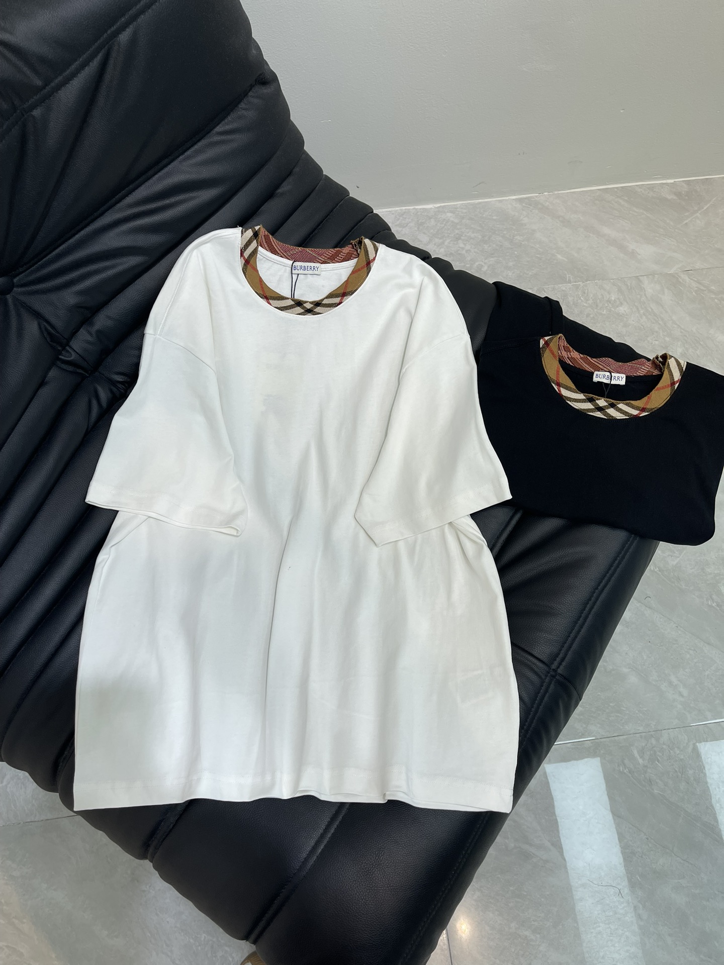 NO:333398,Burberr*25 new classic plaid neckline spliced ​​short-sleeved T-shirt. Pure cotton fabric. Comfortable upper body. Oversize version. The simple style design is made of classic plaid striped splicing, loose style, the same style as men and women!  S-XL, burberry, versace, T-shirt, tees, t-shirt, alexander wang19860909Burberr*25新款经典格纹领口拼接短袖T恤.纯棉面料.上身舒适.oversize版.简约的风格设计做了经典格子条纹拼接,宽松版型,男女同款！S-XL,,burberry,versace,T-shirt,tees，t-shirt,alexander wang,Women's clothing