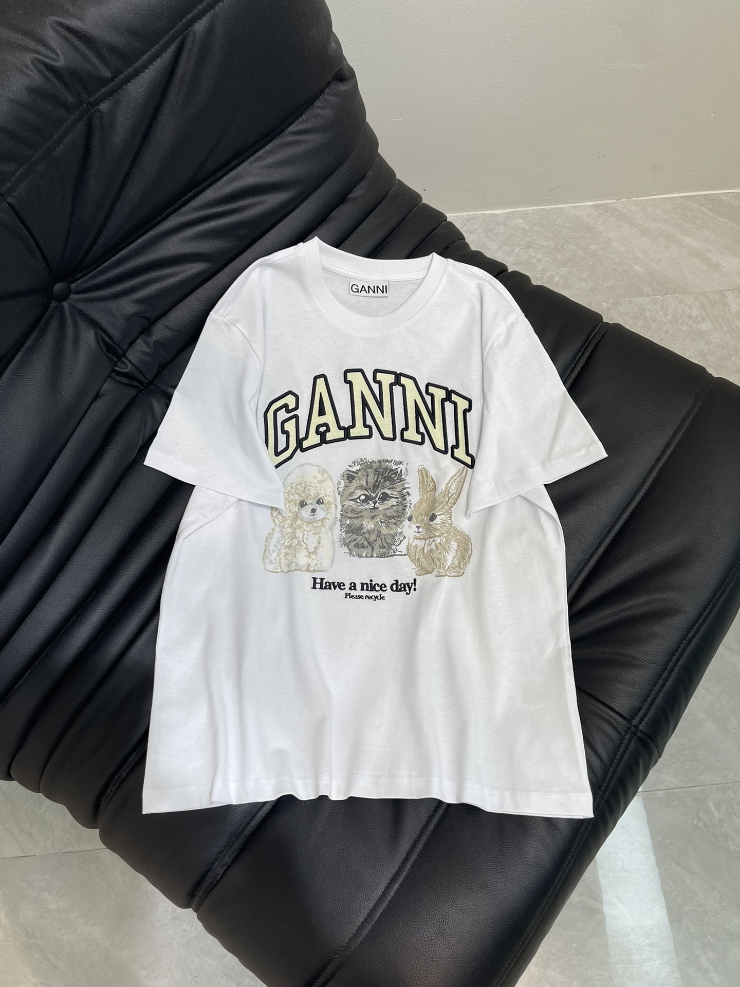 NO:332592,Gann*25 spring and summer new cartoon animal print round neck loose short-sleeved T-shirt is made of all-cotton fabric, comfortable and breathable on the upper body, loose style, slim and versatile on the upper body, freely matched with jeans and shorts, simple and elegant on the upper body, whether you are going out or commuting to work, you can match it at will, it is super stylish~simple but not without fashion~skin-friendly pure cotton, soft touch, fashion essential~SML, shorts, jeans, T-shirt, tees, t-shirt, alexander wang19860909Gann*25春夏新款卡通动物印花圆领宽松短袖T恤 采用全棉面料,上身舒适透气,宽松版型,上身显瘦百搭,随意搭配牛仔裤短裤,上身简约大气,无论是日常出门还是上班通勤都可以,随意搭配都超有范~简约但不失时尚感~亲肤纯棉 触感柔软 时髦精必备～SML,,shorts,jeans,T-shirt,tees，t-shirt,alexander wang,Women's clothing