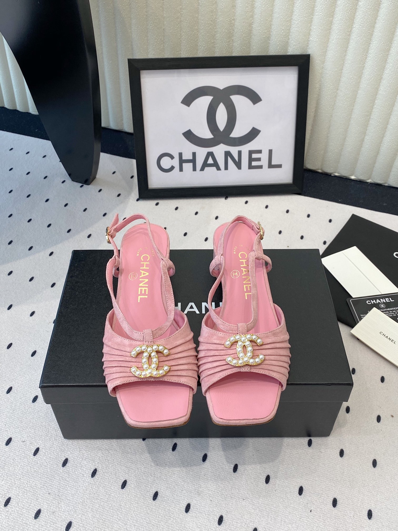 NO:265271,Chanel new spring and summer sandals, high-end, very fairy on the feet, full of girly feeling, the upper is made of original custom material, the inner foot pad is mixed-bred sheepskin Italian A-grade leather outsole Size35-39 (40 41 customization), sandals, chanel, sandals, sheepskin, Leather soles19860909Chanel新款春夏凉鞋 高版本出货 高级感十足上脚非常仙女 少女感爆棚 鞋面采用原版定制材质 内里垫脚是混种羊皮 意大利A级真皮大底 Size35-39（40 41定制）,凉鞋,chanel,sandals,sheepskin,Leather soles,Women's Shoes