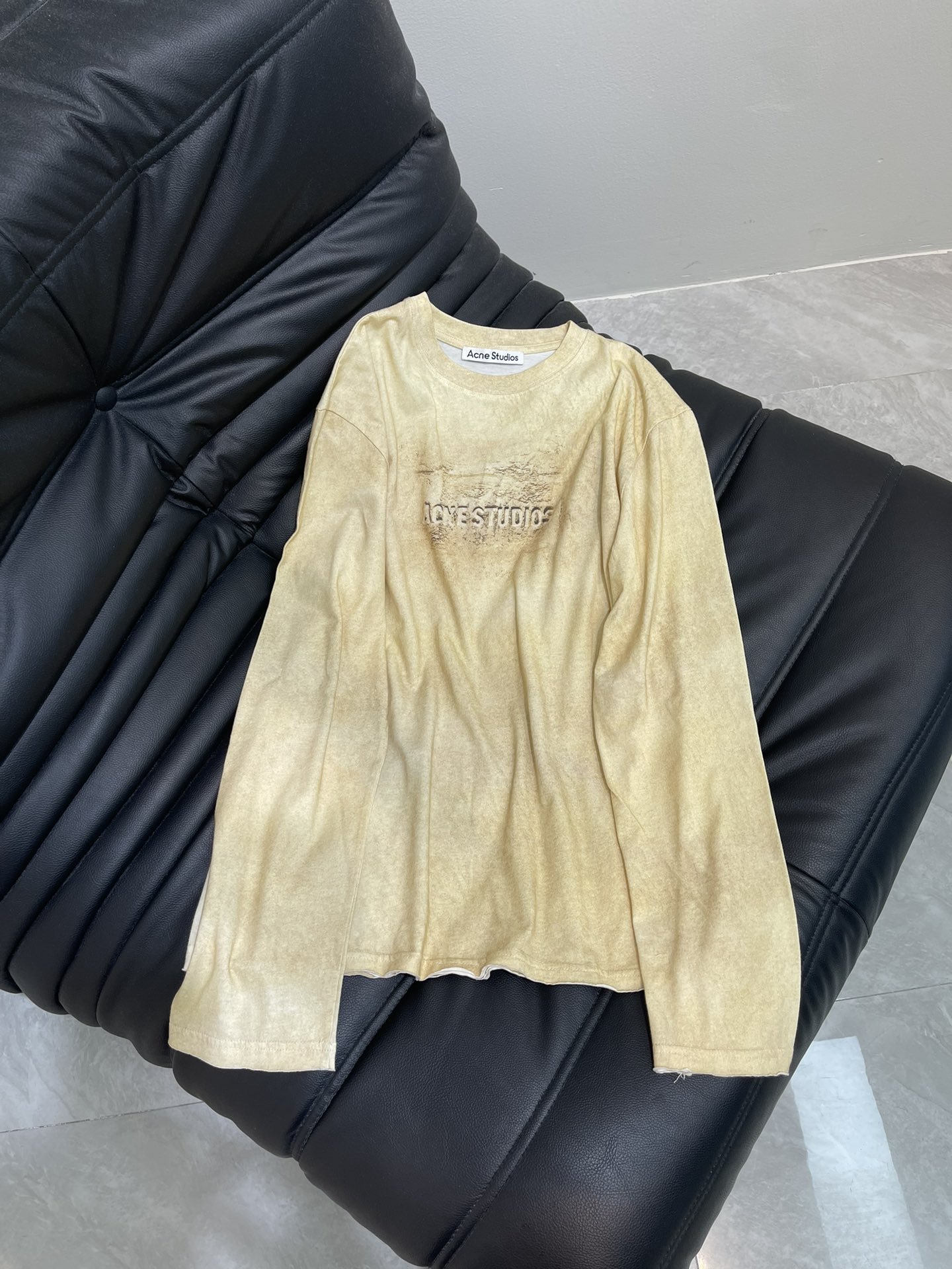 NO:332586,* 25SS spring and summer new letter printed long-sleeved T-shirt plays with layered aesthetics. The long-sleeved sleeves interpret unique personality with loose large-size style and exquisite prints. Create a casual and eye-catching street style that shows irreplicable taste. Soft texture fabric loose style very inclusive. Good inclusiveness. Any outfit is good. SML,,tees, t-shirt,alexander wang19860909* 25SS春夏季新款字母印花长袖T恤 玩转层次美学 长袖以宽松大版型版型和精致印花诠释独特个性 打造随性又吸睛的街头风范尽显无可复制的品味 柔软的质地面料 宽松版型 包容性很好 随意穿搭都好看 SML,,tees，t-shirt,alexander wang,Women's clothing