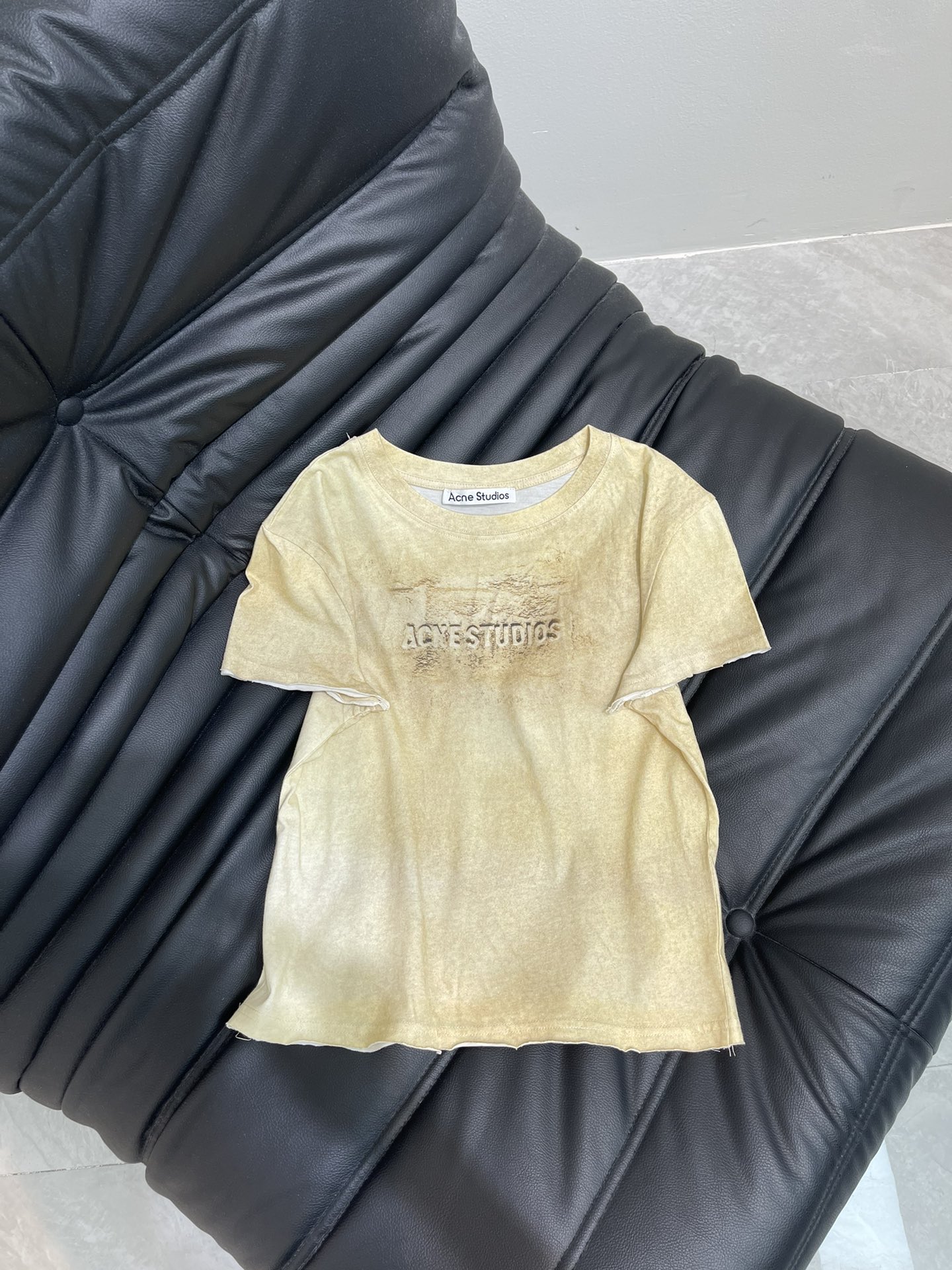 NO:332583,* 25 spring and summer new letter printing short-sleeved/long-sleeved T-shirt plays with layered aesthetics. Short-sleeved sleeves use small-size and exquisite prints to interpret unique personality. Create a casual and eye-catching street style that shows irreplicable taste. Fashionable items that look good with hot pants and trousers. SML, T-shirt,tees, t-shirt,alexander wang19860909* 25春夏新款字母印花短袖/长袖T恤 玩转层次美学 短袖以小版型版型和精致印花诠释独特个性 打造随性又吸睛的街头风范尽显无可复制的品味 搭配热裤与长裤都好看的时髦单品 SML,,T-shirt,tees，t-shirt,alexander wang,Women's clothing