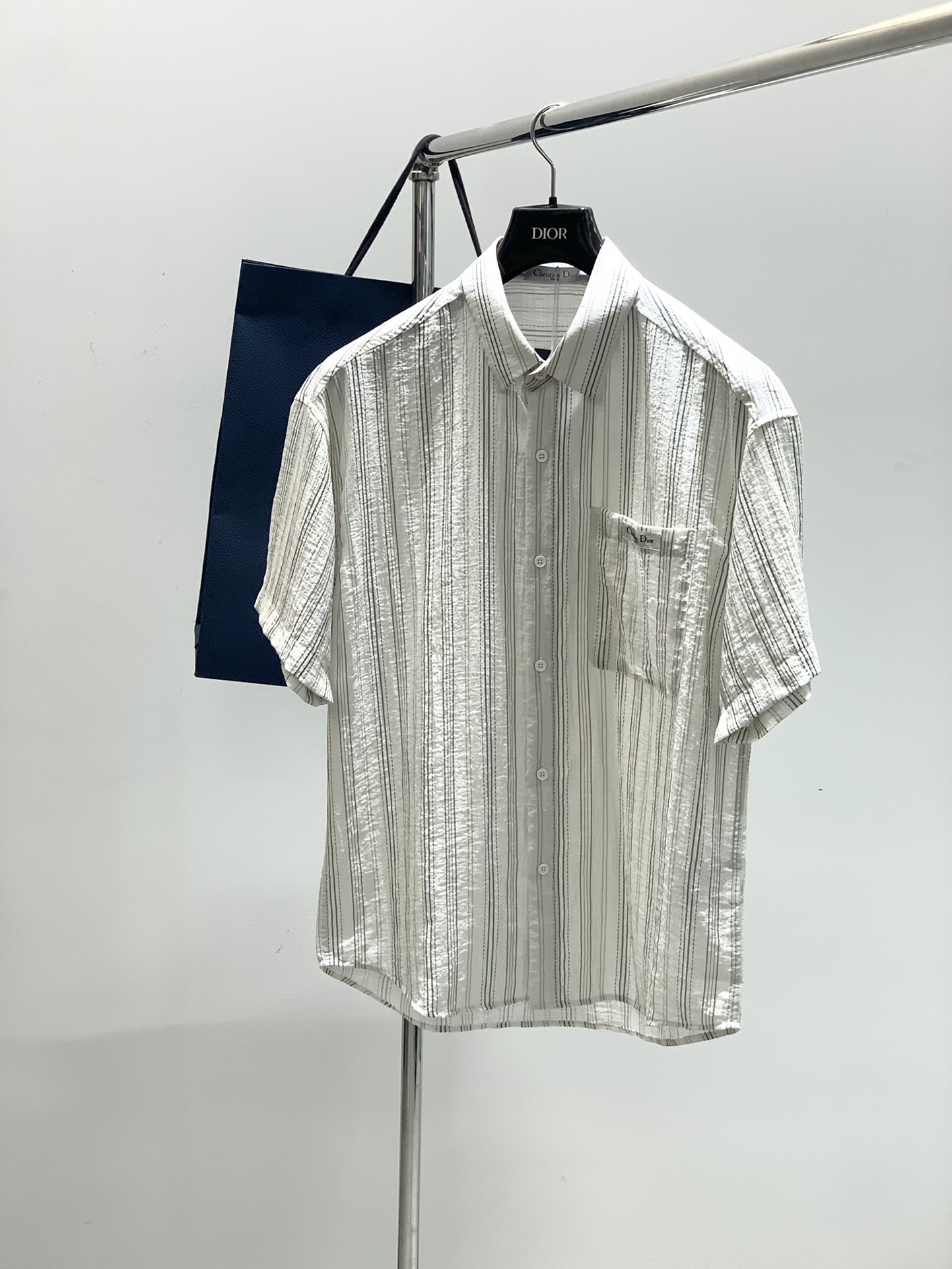 NO:420901,,Dior Dior, new summer products, available at the same time for counters, simple and fashionable casual lapel short-sleeved T-shirt, original imported fabric, comfortable and breathable, top-grade embroidery craft letter pattern logo, extremely high-end, unique design, fashionable and handsome on the upper body!  Code number M-2XL, dior,dior,T-shirt,tees,t-shirt,alexander wang19860909,Dior 迪奥, 夏季新品,专柜同步有售,简约时尚休闲翻领短袖T恤,原版进口面料,舒适透气,顶级刺绣工艺字母图案logo,档次极高,独特设计,上身时尚帅气！码数M-2XL,,dior,dior,T-shirt,tees，t-shirt,alexander wang,Men's clothing