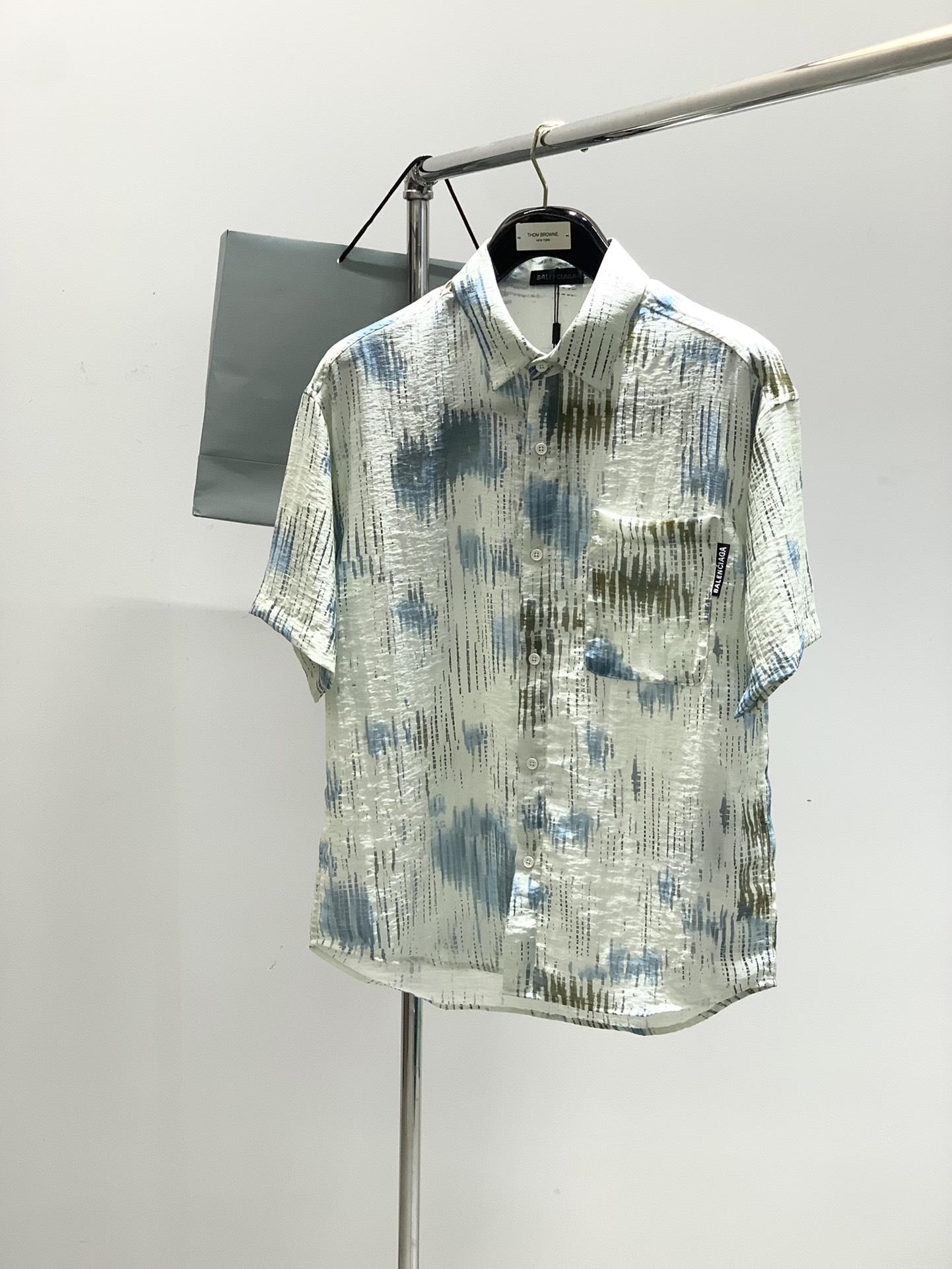 NO:420891,,Balenciaga Balenciaga, the latest summer model, the counter is available at the same time, original singles, hot and fashionable casual short-sleeved shirts, imported original fabrics, unique design, top-grade embroidery craft letter pattern decorative logo, simple and fashionable, handsome upper body, complete three standards, code M-2XL,,balenciaga,balenciaga,shirts,T-shirt,alexander wang19860909,Balenciaga 巴黎世家,夏季最新款,专柜同步有售,原单狠货,爆款时尚休闲短袖衬衫,进口原版面料,独特设计,顶级刺绣工艺字母图案装饰logo,简约时尚 ,上身帅气,三标齐全,码数M-2XL,,balenciaga,balenciaga,shirts,T-shirt,alexander wang,Men's clothing