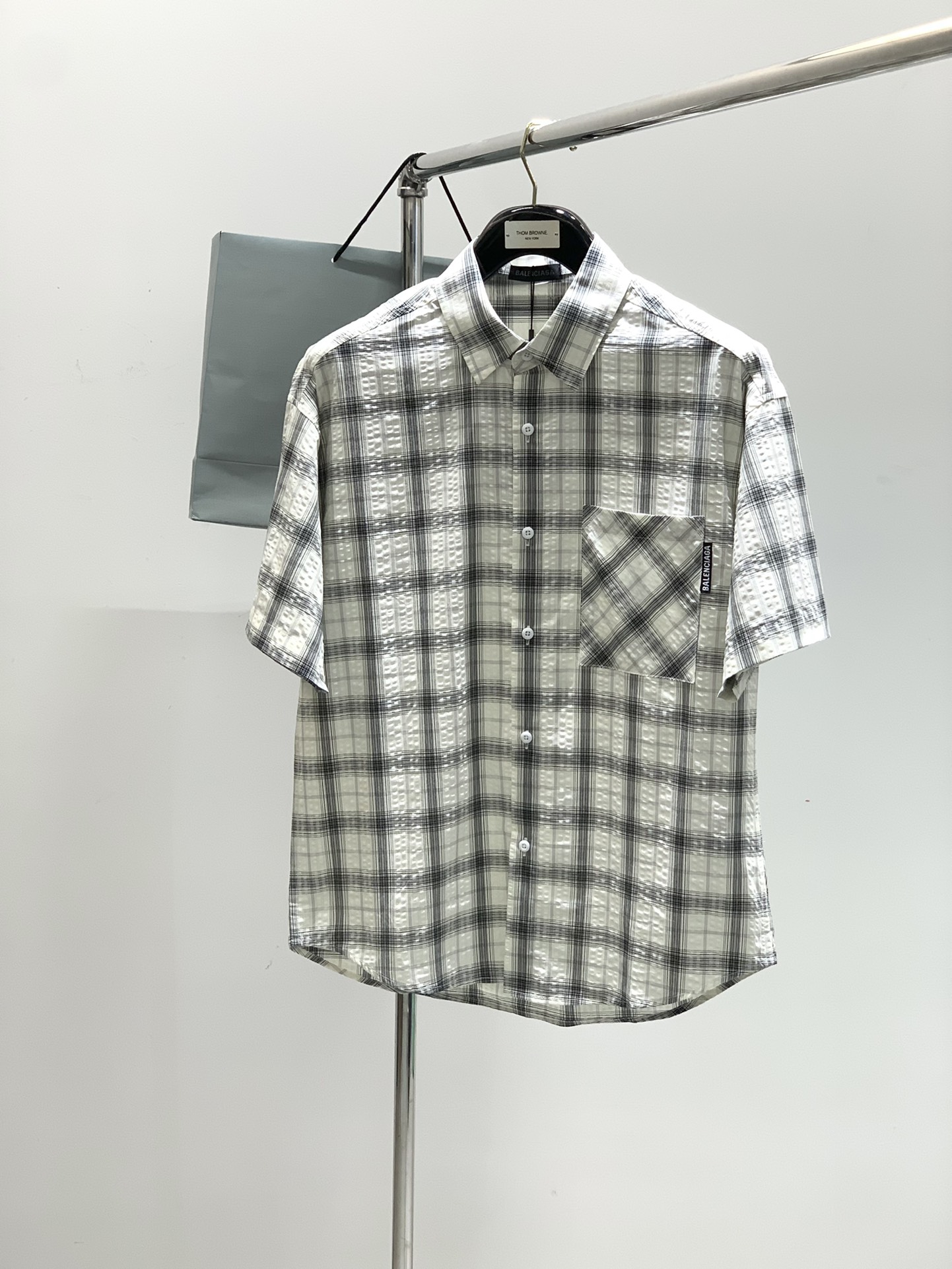 NO:420955,,Balenciaga Balenciaga, the latest summer model, the counter is available at the same time, original singles, popular fashion casual short-sleeved shirts, imported original fabrics, unique design, top-grade embroidery craft letter pattern decorative logo, simple and fashionable, handsome upper body, complete three standards, code M-2XL,,balenciaga,balenciaga,shirts,T-shirt,alexander wang19860909,Balenciaga 巴黎世家,夏季最新款,专柜同步有售,原单狠货,爆款时尚休闲短袖衬衫,进口原版面料,独特设计,顶级刺绣工艺字母图案装饰logo,简约时尚 ,上身帅气,三标齐全,码数M-2XL,,balenciaga,balenciaga,shirts,T-shirt,alexander wang,Men's clothing