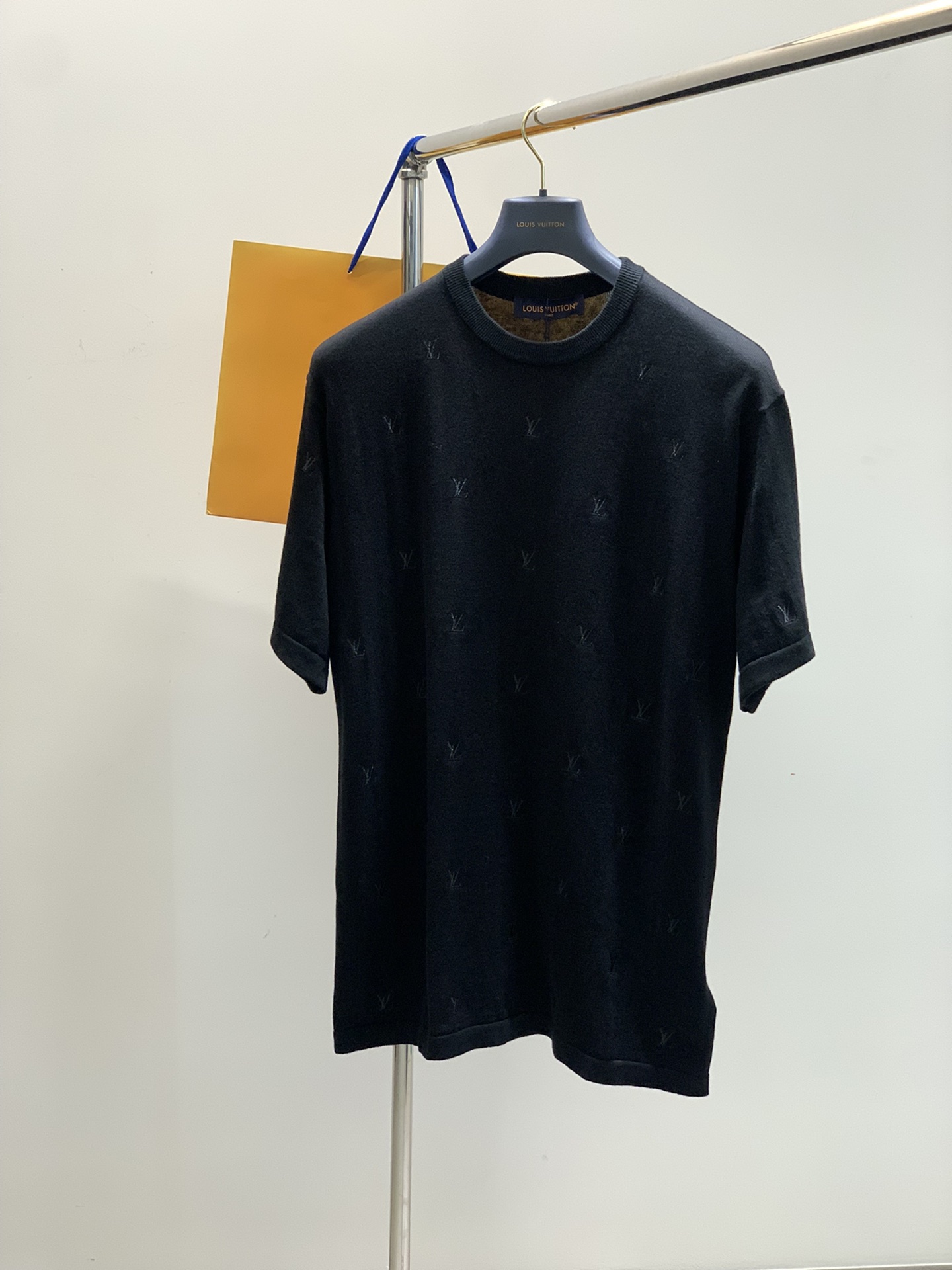 NO:420899,,LouisVuitton, the latest summer model, available at the counter at the same time, original single product, fashionable and casual knitted round neck short-sleeved T-shirt, very distinctive on the upper body!  Eye-catching and highlighted, imported original fabric, top-grade embroidery craft letter pattern decorative logo, simple but not lacking in fashion, classic and atmospheric, comfortable and breathable, handsome and stylish on the upper body, S-XL,, louis vuitton, louis vuitton, T-shirt,tees, t-shirt,alexander wang19860909,LouisVuitton 路易威登,夏季最新款,专柜同步有售,原单狠货,时尚休闲针织圆领短袖T恤,上身很有特点！吸睛而有亮点,进口原版面料,顶级刺绣工艺字母图案装饰Logo,简单而不失时尚,经典大气,舒适透气,上身帅气有型,码数S-XL,,louis vuitton,louis vuitton,T-shirt,tees，t-shirt,alexander wang,Men's clothing