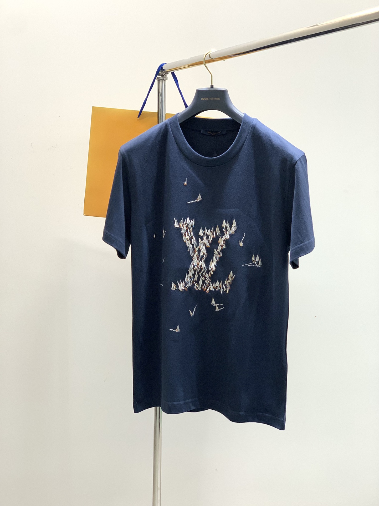 NO:452578,,LouisVuitton, the latest summer model, available at the counter at the same time, original singles, fashionable and casual round neck short-sleeved T-shirt, very distinctive on the upper body!  Eye-catching and highlighted, imported original fabric, top-grade embroidery craft letter pattern decorative logo, simple but not lacking in fashion, classic and atmospheric, comfortable and breathable, handsome and stylish on the upper body, S-XL,, louis vuitton, louis vuitton, T-shirt,tees, t-shirt,alexander wang19860909,LouisVuitton 路易威登,夏季最新款,专柜同步有售,原单狠货,时尚休闲圆领短袖T恤,上身很有特点！吸睛而有亮点,进口原版面料,顶级刺绣工艺字母图案装饰Logo,简单而不失时尚,经典大气,舒适透气,上身帅气有型,码数S-XL,,louis vuitton,louis vuitton,T-shirt,tees，t-shirt,alexander wang,Men's clothing