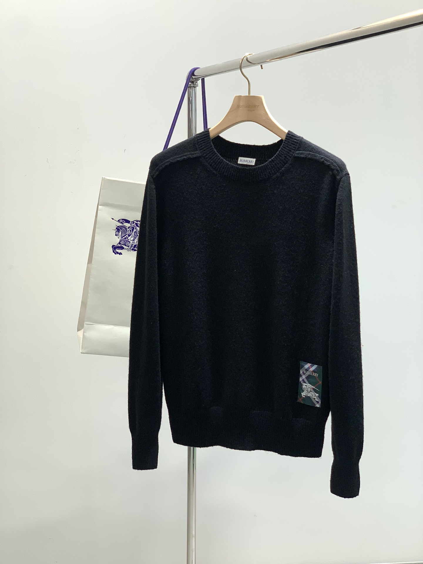 NO:420909,,Burberry Burberry, the latest spring products, available at the counter at the same time, original singles, fashionable and casual round neck long-sleeved knitted sweater, imported original fabric, comfortable and breathable upper body, top-grade embroidery craft letter pattern decoration logo, extremely high grade, comfortable and versatile, top-body handsome, 2 colors recommended, S-XL, burberry, burberry, sweaters, alexander wang19860909,Burberry 巴宝莉,春季最新品,专柜同步有售,原单狠货,时尚休闲圆领长袖针织毛衣,进口原版面料,上身舒适透气,顶级刺绣工艺字母图案装饰logo,档次极高,舒适百搭,上身帅气十足,2色推荐,码数S-XL,,burberry,burberry,sweaters,alexander wang,Men's clothing