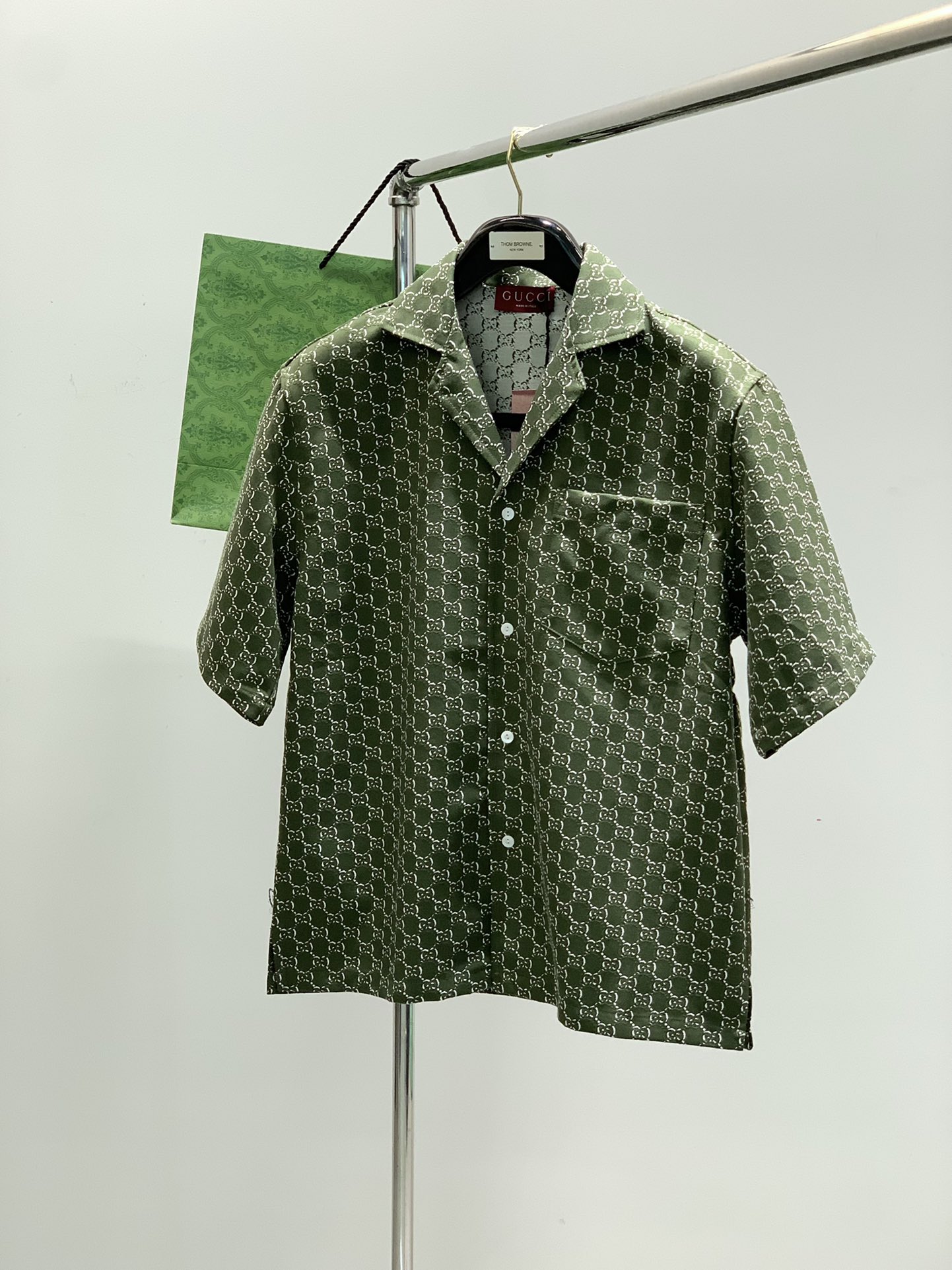 NO:421006,,Gucci, the latest spring and summer style, available at the counter at the same time, original single product, fashionable and casual short-sleeved jacket, very distinctive on the upper body!  Eye-catching and highlighted, imported original fabric, top-level jacquard craft letter pattern decorative logo, simple but not lacking in fashion, classic and atmospheric, comfortable and breathable, handsome and stylish on the upper body, S-XL, gucci, gucci, jackets & coats, T-shirt, alexander wang19860909,Gucci 古驰,春夏最新款,专柜同步有售,原单狠货,时尚休闲短袖外套,上身很有特点！吸睛而有亮点,进口原版面料,顶级提花工艺字母图案装饰Logo,简单而不失时尚,经典大气,舒适透气,上身帅气有型,码数S-XL,,gucci,gucci,jackets & coats,T-shirt,alexander wang,Men's clothing