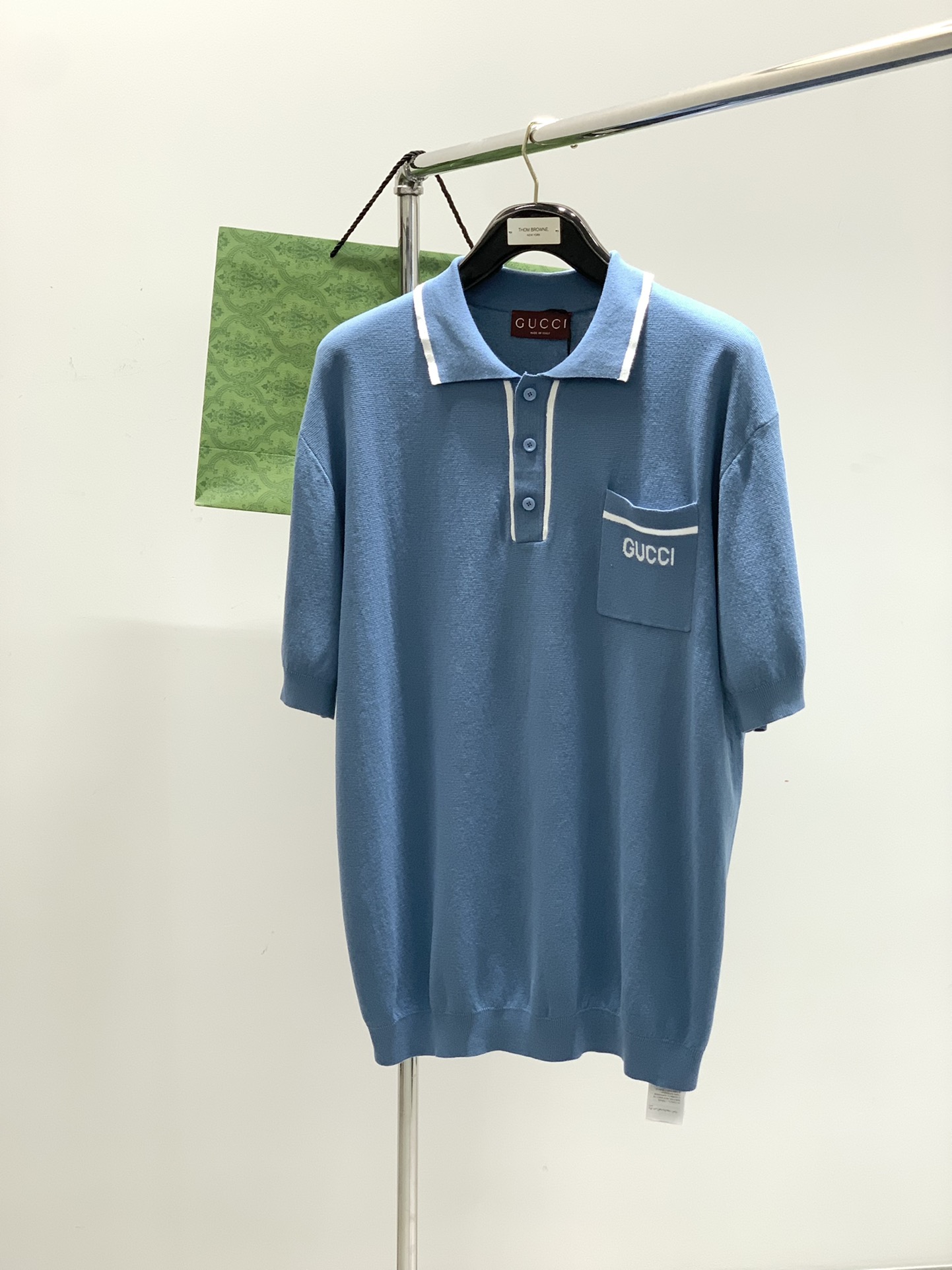 NO:420918,,Gucci, the latest spring and summer style, available at the counter at the same time, original single product, fashionable and casual knitted lapel short-sleeved T-shirt, very distinctive on the upper body!  Eye-catching and highlighted, imported original fabric, top-grade knitted craft letter pattern decorative logo, simple but not lacking in fashion, classic and atmospheric, comfortable and breathable, handsome and stylish on the upper body, S-XL, gucci, gucci, T-shirt, tees, t-shirt, alexander wang19860909,Gucci 古驰,春夏最新款,专柜同步有售,原单狠货,时尚休闲针织翻领短袖T恤,上身很有特点！吸睛而有亮点,进口原版面料,顶级针织工艺字母图案装饰Logo,简单而不失时尚,经典大气,舒适透气,上身帅气有型,码数S-XL,,gucci,gucci,T-shirt,tees，t-shirt,alexander wang,Men's clothing