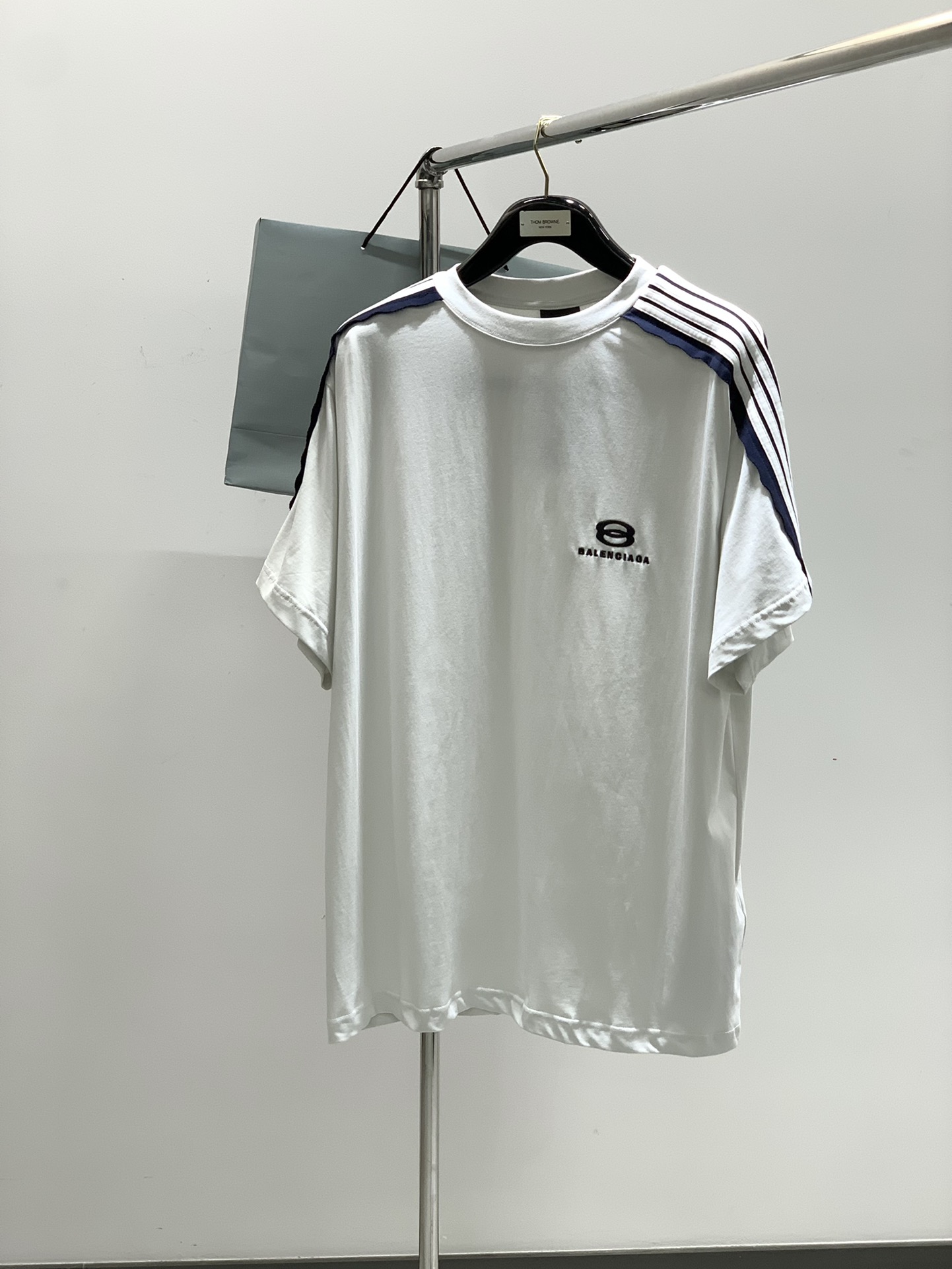 NO:420928,,Balenciaga Balenciaga, the latest summer model, the counter is available at the same time, original singles, hot fashion casual round neck short-sleeved T-shirt, imported original fabric, unique design, top-grade embroidery craft letter pattern decoration logo, simple and fashionable, handsome upper body, complete three standards, 2 colors recommended, 1-3, ,balenciaga,balenciaga,T-shirt,tees, t-shirt,alexander wang19860909,Balenciaga 巴黎世家,夏季最新款,专柜同步有售,原单狠货,爆款时尚休闲圆领短袖T恤,进口原版面料,独特设计,顶级刺绣工艺字母图案装饰logo,简约时尚 ,上身帅气,三标齐全,2色推荐,码数1-3,,balenciaga,balenciaga,T-shirt,tees，t-shirt,alexander wang,Men's clothing