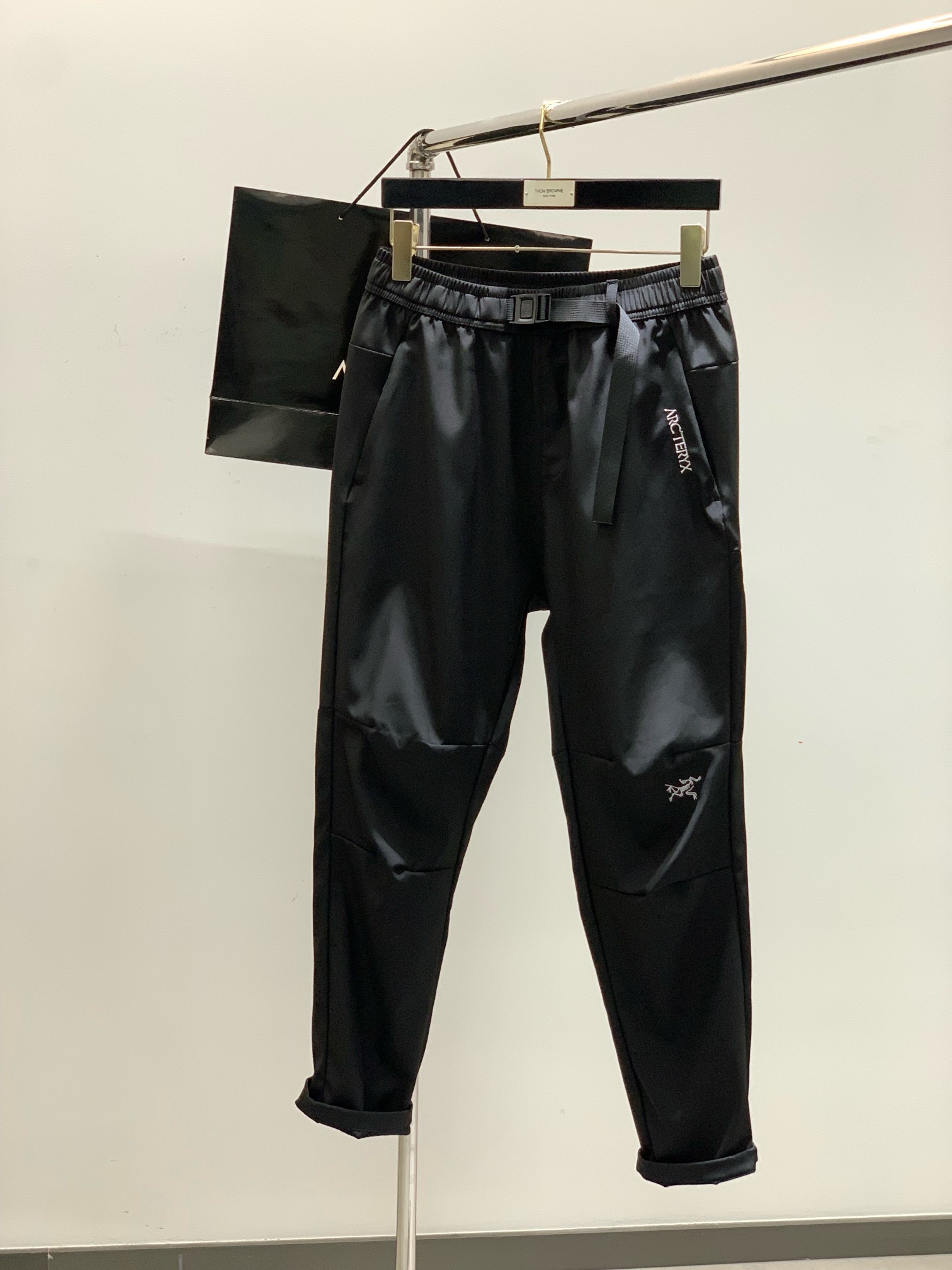 NO:420927,,ARCTERYX Archaeoptera bird, new spring products, fashionable casual pants, special counters are available at the same time, original singles, imported original fabric, top-grade embroidery craft letter pattern logo, extremely high-end, calm and versatile, handsome and stylish, size L-4XL, arc'teryx, alexander wang19860909,ARCTERYX 始祖鸟,春季新品,时尚休闲裤,专柜同步有售,原单狠货,采用进口原版面料,顶级刺绣工艺字母图案logo,档次极高,从容百搭,上身帅气有型,码数L-4XL,arc'teryx,alexander wang,Men's clothing