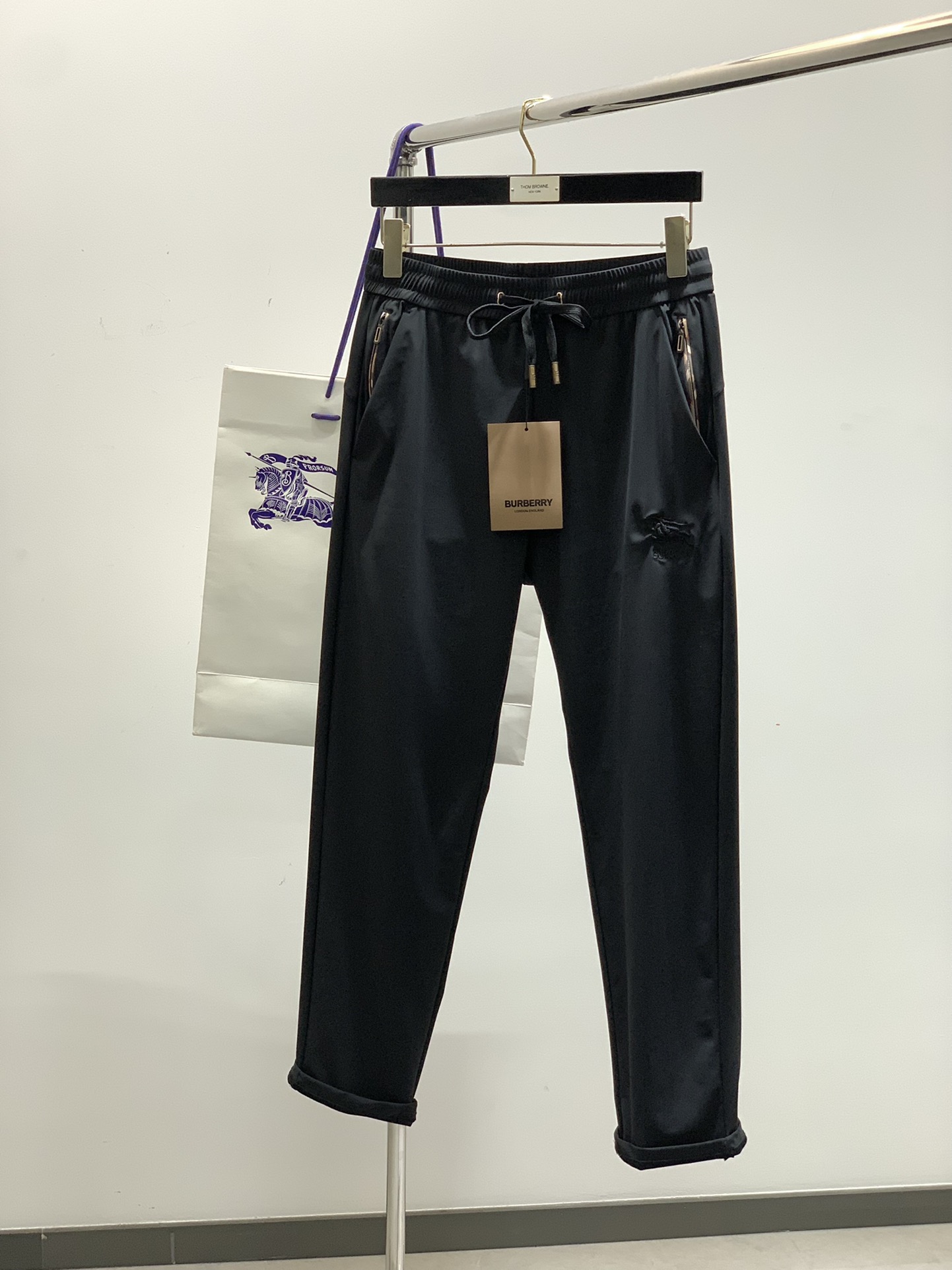 NO:420964,,Burberry Burberry, the latest spring products, available at the counter at the same time, original singles, fashionable casual pants, imported original fabric, comfortable and breathable upper body, top-grade embroidered letter pattern logo, original hardware and auxiliary decoration, extremely high grade, comfortable and versatile, handsome upper body, 2 colors recommendation, code number L-4XL, burberry, burberry, alexander wang19860909,Burberry 巴宝莉,春季最新品,专柜同步有售,原单狠货,时尚休闲裤,进口原版面料,上身舒适透气,顶级刺绣字母图案logo,原版五金辅料装饰,档次极高,舒适百搭,上身帅气十足,2色推荐,码数L-4XL,,burberry,burberry,alexander wang,Men's clothing