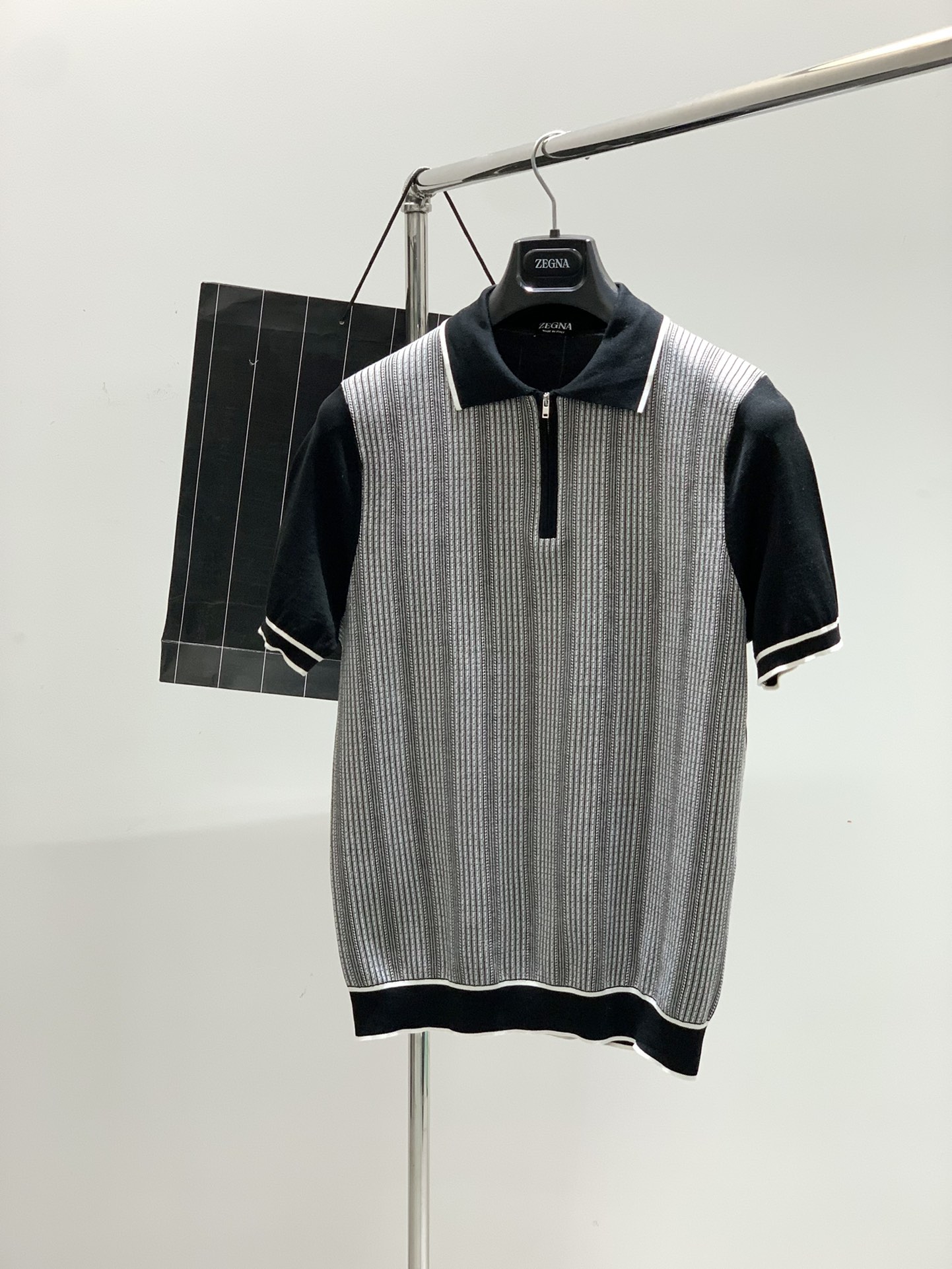 NO:420937,,Jenia Zegna, the latest summer products, available at the counter at the same time, original singles, fashionable and casual knitted lapel short-sleeved T-shirt, using imported original fabric, comfortable and breathable, top knitted craft letter pattern decorative logo, the upper body is very handsome!  Code number M-3XL, recommended hot products!  ,zegna,T-shirt,tees,t-shirt,alexander wang19860909,杰尼亚 Zegna,夏季最新品,专柜同步有售,原单狠货,时尚休闲针织翻领短袖T恤,采用进口原版面料,舒适透气,顶级针织工艺字母图案装饰logo,上身帅气十足！码数M-3XL,爆款推荐！,,zegna,T-shirt,tees，t-shirt,alexander wang,Men's clothing