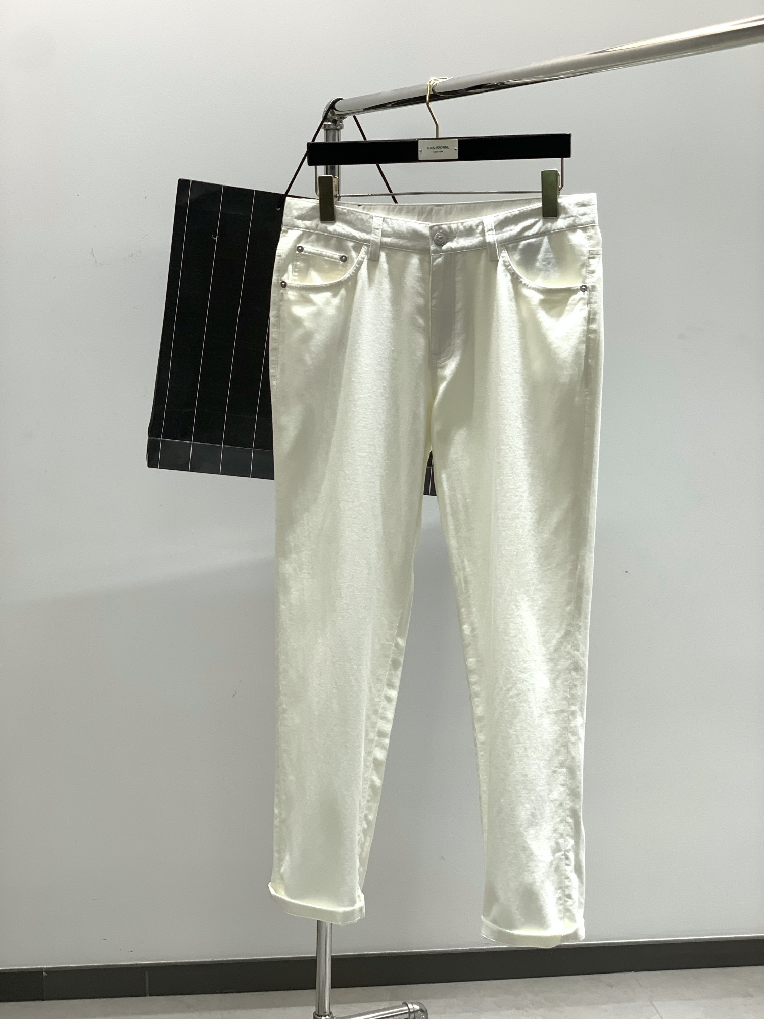 NO:420947,,Zegna Zegna, the latest spring products, special counters are available at the same time, original singles, fashionable casual pants, imported original fabrics, comfortable and breathable upper body, simple and easy to match, top-grade printing craft letter pattern decoration logo, original hardware and auxiliary materials decoration, extremely high grade, handsome and stylish upper body, 4 colors recommended, 30-38, zegna, alexander wang19860909,Zegna 杰尼亚,春季最新品,专柜同步有售,原单狠货,时尚休闲裤,进口原版面料,上身舒适透气,简约易搭配,顶级印花工艺字母图案装饰logo,原版五金辅料装饰,档次极高,上身帅气有型,4色推荐,码数30-38,,zegna,alexander wang,Men's clothing