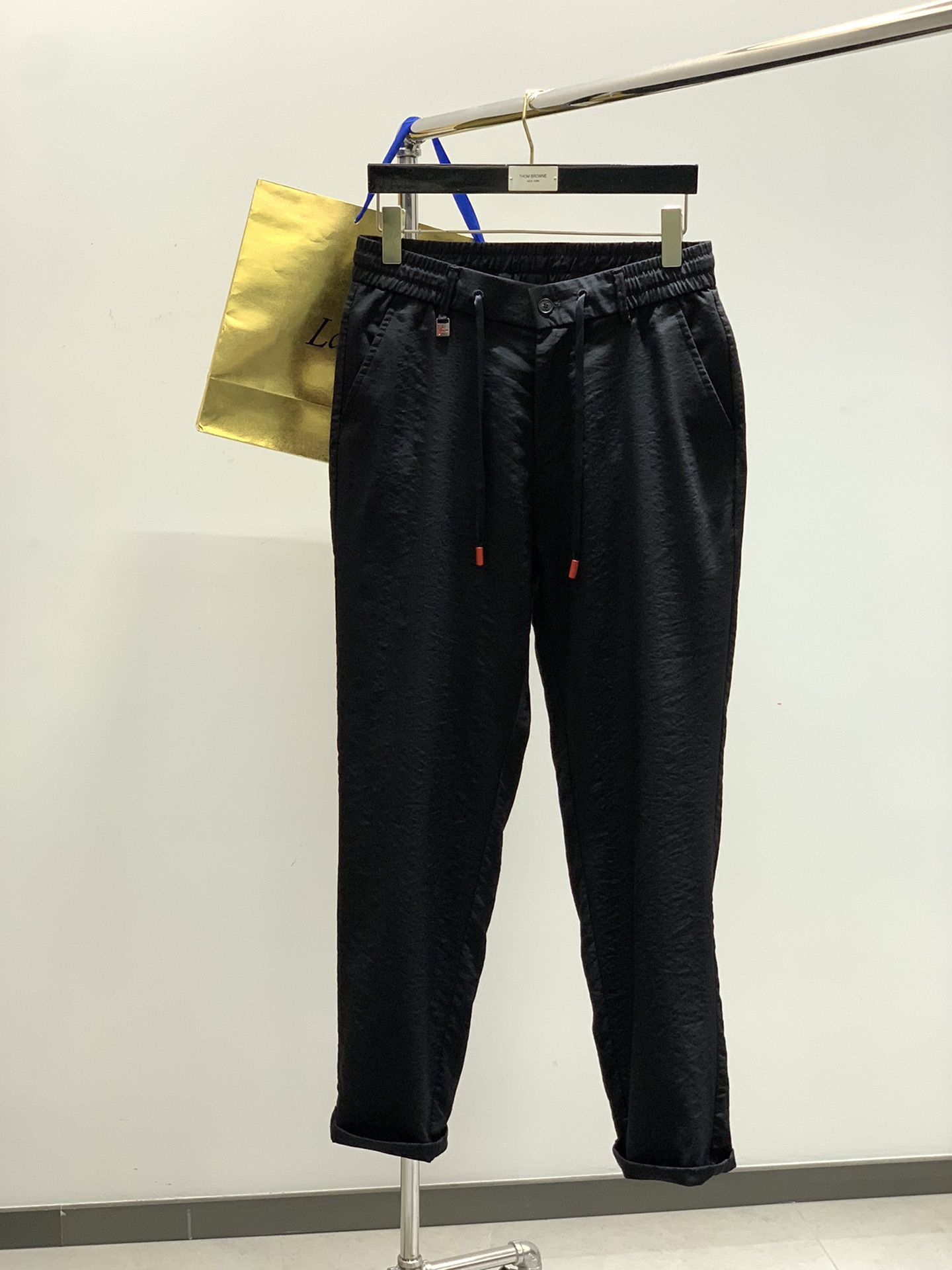 NO:420995,Black color, khaki, black and blue, drawstring embroidered casual trousers Fashion series, unique design, drawstring casual trousers Start ordering dyeing and spinning. A large domestic manufacturer exports to Japan and supplies fabrics from several top brands. It has a soft and glutinous feel, is quite wide and stylish, solving the problem of washing and discoloration. The trousers are neat and elegant, and the upper body looks superb and handsome. Size 30-40 without 37 39,,alexander wang19860909颜色黑,卡其,黑蓝 ,抽绳刺绣休闲长裤 时尚系列,独特设计,抽绳休闲长裤 订纱开始订染和订纺. 国内某大厂出口日本 和供应几大顶级品牌的面料. 手感软糯 , 挺阔有型 , 解决 , 洗涤变色的问题. 裤型利落大气 , 上身显高超帅. 尺码30-40无37 39,,alexander wang,Men's clothing