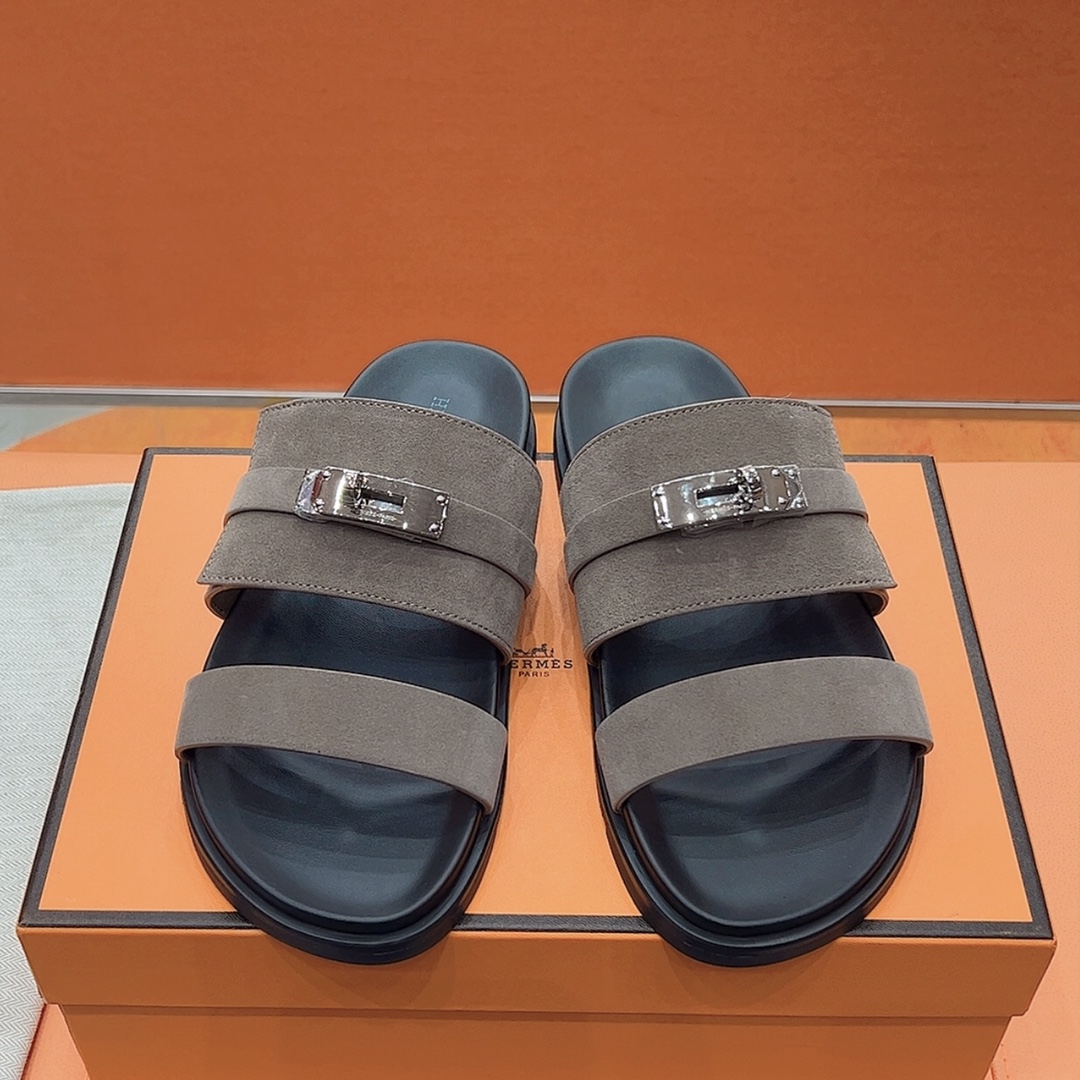 NO:407704,Original 1:1 top version Purchase level H Family 2025 spring and summer new model HERMES Hermes has been very popular recently - Sandals, paired with various colorful socks, it is very trendy. Imported leather on the upper, imported sheepskin inside, outsole Tpu non-slip wear-resistant, size 35-44 for women (44 and 45 are not returned or replaced)!  men's style, slippers, hermes, hermes, sandals, slippers, sheepskin, socks19860909原版1:1顶级版本 代购级别 H家 2025春夏新款 HERMES爱马仕最近火到不行的情侣款二舅鞋- 凉鞋,搭配各种彩色袜子,潮爆了 鞋面进口皮 内里进口羊皮 大底Tpu防滑耐磨大底 码数女35-44（44、45不退不换) ！男款,拖鞋,hermes,hermes,sandals,slippers,sheepskin,socks,Women's Shoes