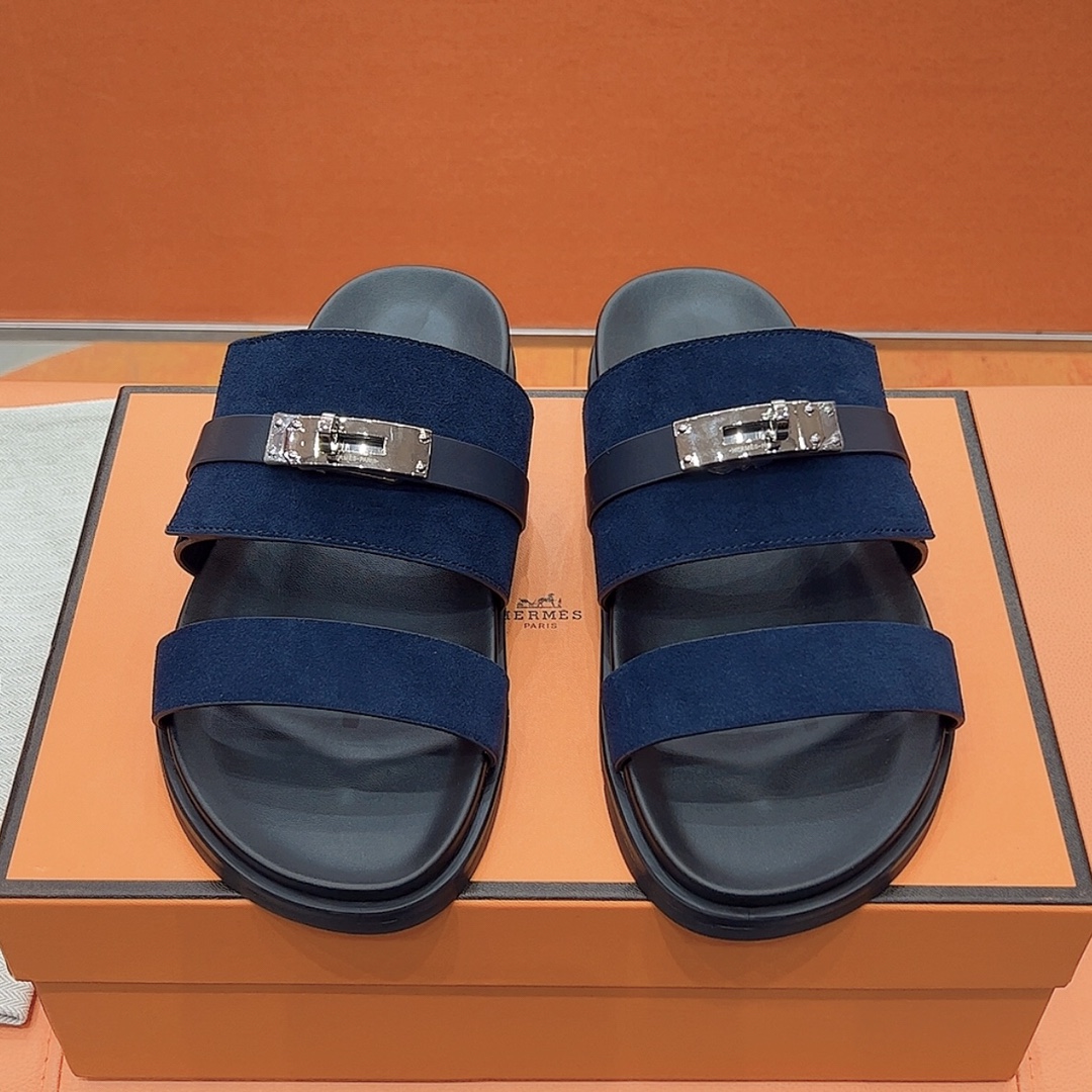 NO:407707,Original 1:1 top version Purchase level H Family 2025 spring and summer new model HERMES Hermes has been popular recently for couples' second uncle shoes - sandals, paired with various colored socks, it is very fashionable. Imported leather upper, imported sheepskin inside, outsole Tpu non-slip wear-resistant sole, size 35-44 (44, 45 will not be returned or replaced) Men's style, slippers, hermes, hermes, sandals, slippers, sheepskin, socks19860909原版1:1顶级版本 代购级别 H家 2025春夏新款 HERMES爱马仕最近火到不行的情侣款二舅鞋- 凉鞋,搭配各种彩色袜子,潮爆了 鞋面进口皮 内里进口羊皮 大底Tpu防滑耐磨大底 码数女35-44（44、45不退不换) 男款,拖鞋,hermes,hermes,sandals,slippers,sheepskin,socks,Women's Shoes