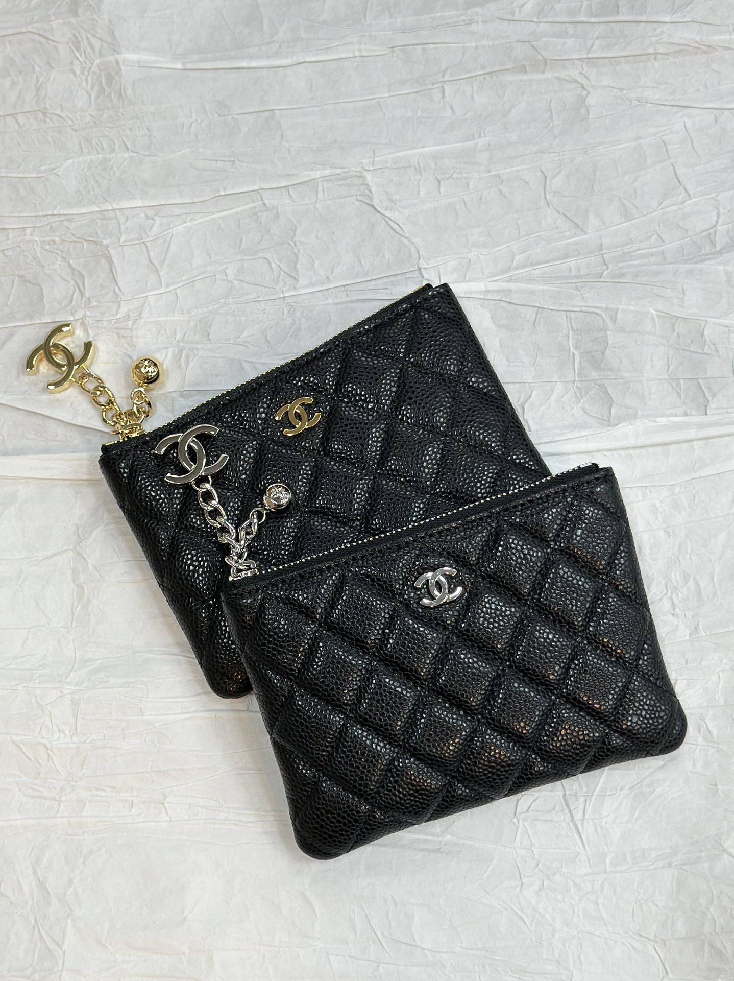 NO:617090,It is beautiful and practical. It has 3 card layers and a key ring buckle. It can hold only twenty or thirty cards. There is a large inner pocket that can hold change, lipstick, and keys. Large banknotes can be folded up. The key ring buckle can be hung on the bag as a pendant. In the current information age, you don’t need to carry cash when you go out. It is so practical to carry such a small card holder!  ,19860909又好看又实用,里面有3个卡层还有一个钥匙圈扣,只放卡可以放二三十张卡,一个大内袋放零钱口红钥匙都可以,放大钞可以折起来,钥匙圈扣可以挂在包上当挂饰,在现在信息时代出门不用带现金,带这样一个小卡包太实用！,,accessory