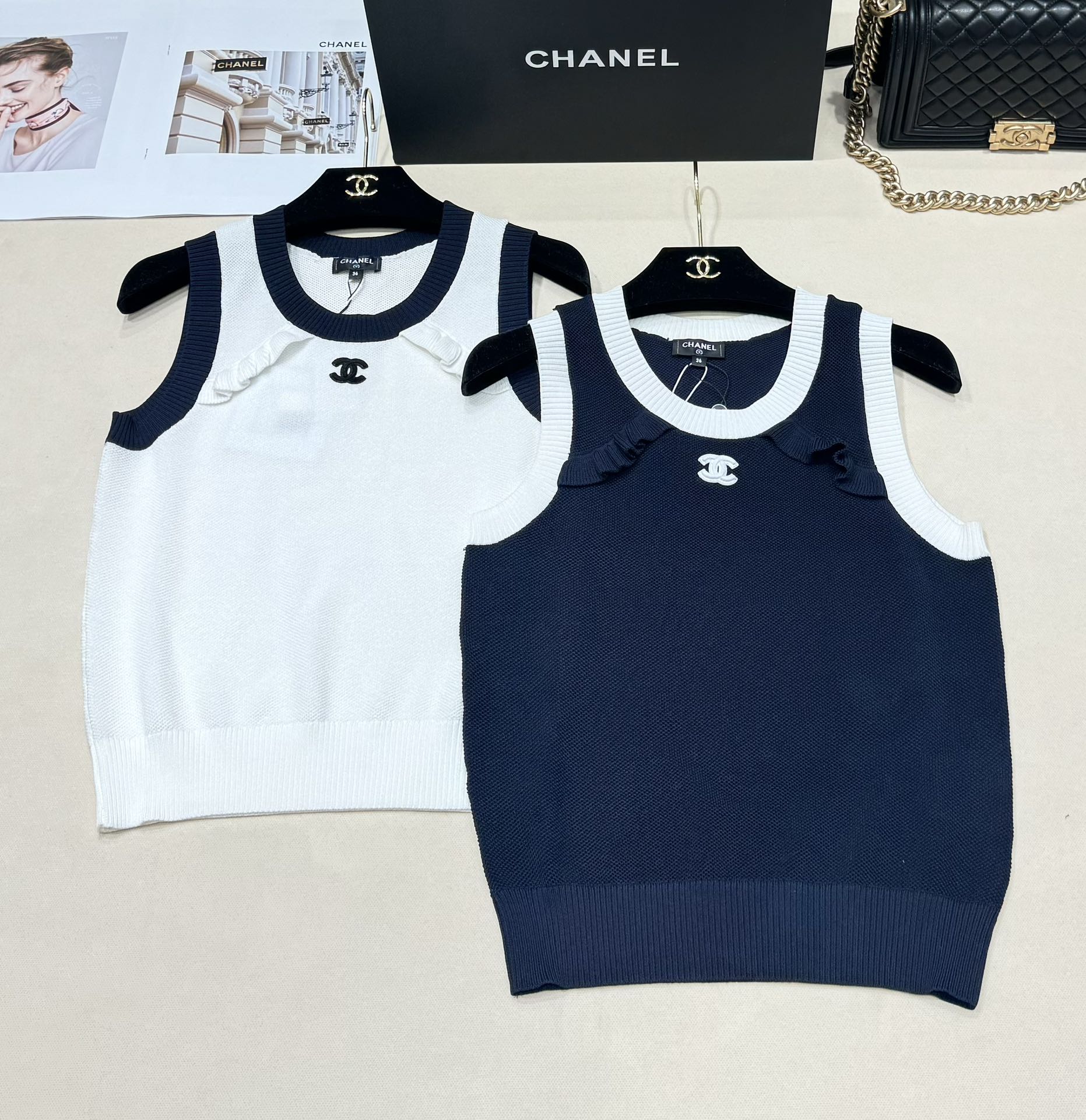 NO:442434,Chanel 25 summer new style knitted vest paired with exquisite contrasting collars. The iconic double C logo is low-key and luxurious. The ruffled decoration is lively and playful. It is paired with simple trousers to create a capable commuting style. It can be easily controlled. 2 colors sml, chanel, alexander wang19860909Chanel 25夏季新款 针织背心 搭配精致的撞色领口 标志性双C logo低调而奢华 荷叶边装饰灵动俏皮 搭配简约长裤打造干练通勤风 都能轻松驾驭 2色sml,,chanel,alexander wang,Women's clothing