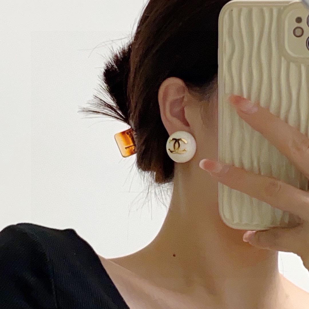 NO:115070,Xiaoxiangfeng Chanel Colorful white earrings Xiaohongshu fashion experts all plant grass. Face shape. Original material. Very simple. Daily matching is very good. Hot to watch, high-quality accessories, chanel19860909小香风Chanel 彩色白色耳钉小红书时尚达人都有种草哦 显脸型 原版材质 很简约 日常配搭很不错滴 耐看ing,饰品精品,chanel,Jewelry