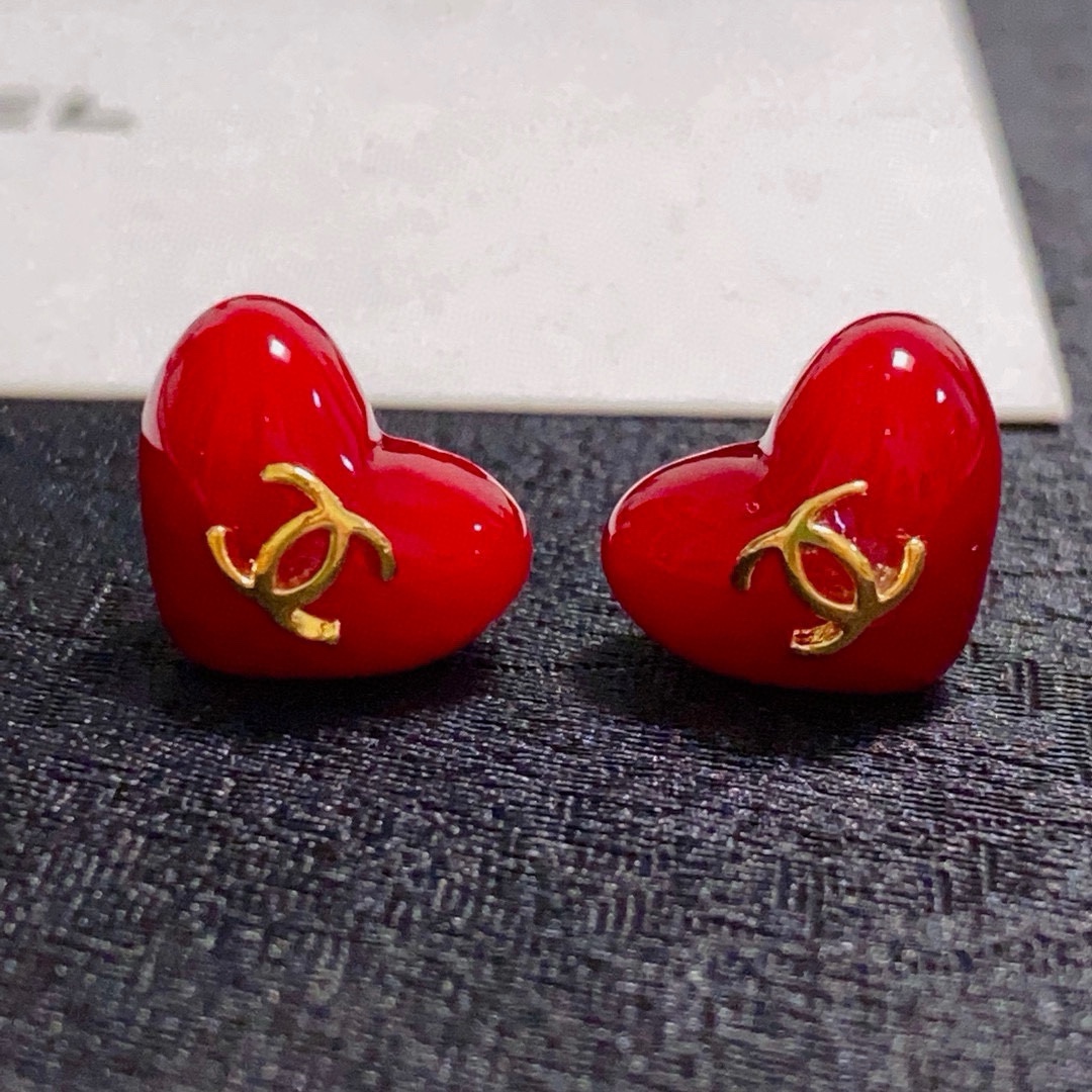 NO:115074,New Chanel, Xiaoxiang, New Year's Red Love Earrings, New Earrings, the counter is launched simultaneously. The original consistent material is matched with sterling silver needle earrings. The fine work is made of the highest cost-effectiveness and highest quality earrings on the entire network, and the effect is particularly good!  It's so beautiful!  Suitable for all kinds of festive occasions, fine jewelry, chanel, earrings, pure silver19860909新款Chanel 小香 新年红色爱心小耳钉 专柜同步上新 耳环 原版一致材质搭配纯银针耳环 精工细作打造全网最高性价比最高品质上耳效果特别好看！简直美腻了！适合各种喜庆场合,饰品精品,chanel,earrings,pure silver,Jewelry