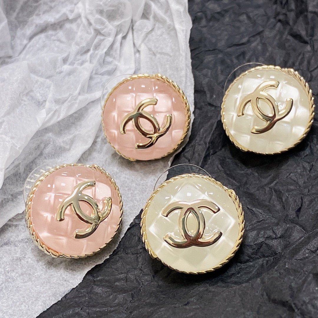 NO:115078,Chanel Xiaoxiang Double C Simple Diamond Three-dimensional Square Crystal Clear Earrings This earring is really super beautiful, looking simple in design but good in wearing effect. Even the small earlobe like me is very okzp brass material. The upper ear is super elegant, the jewelry is boutique, chanel, earrings19860909Chanel 小香双C简约菱格立体方块晶莹剔透耳钉这款耳环真的超级美看着设计简单但是佩戴效果好看到爆就连我这种小耳垂的也很okzp黄铜材质 上耳超气质优雅,饰品精品,chanel,earrings,Jewelry