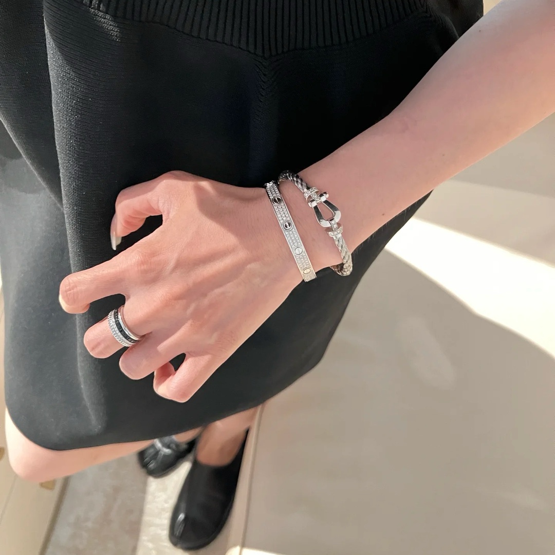 NO:115080,New products are released with hot wire Fred Fred full diamond, half diamond, and no diamond horseshoe buckle neutral high-quality black wire rope bracelet bracelet!  Bensheng Rope Brand Fashion, Exquisite FORCE Series Bracelet High-end Customization~Asian Gold Micro Electroplating 18k Gold Craft Seiko Horseshoe Buckle Bracelet!  The effect of getting started is very versatile. Internet celebrity experts. A must-have item for fashion. Rose gold, gold and silver buttons. Two sizes of 17/19cm for couples. Elegant accessories, bracelet, bracelet, gold19860909新品发布火爆钢丝费雷德 Fred斐登满钻、半钻、无钻马蹄扣中性款高品质黑色钢丝绳手链手镯！本命绳大牌 时尚 精致FORCE 系列手链高端定制～亚金微电镀18k金工艺 精工马蹄扣头手镯！上手效果非常百搭 网红达人 时尚一族必备单品 玫瑰金、黄金、银色扣头男女情侣款两个码数17/19cm,饰品精品,bracelet,bracelet,gold,Jewelry