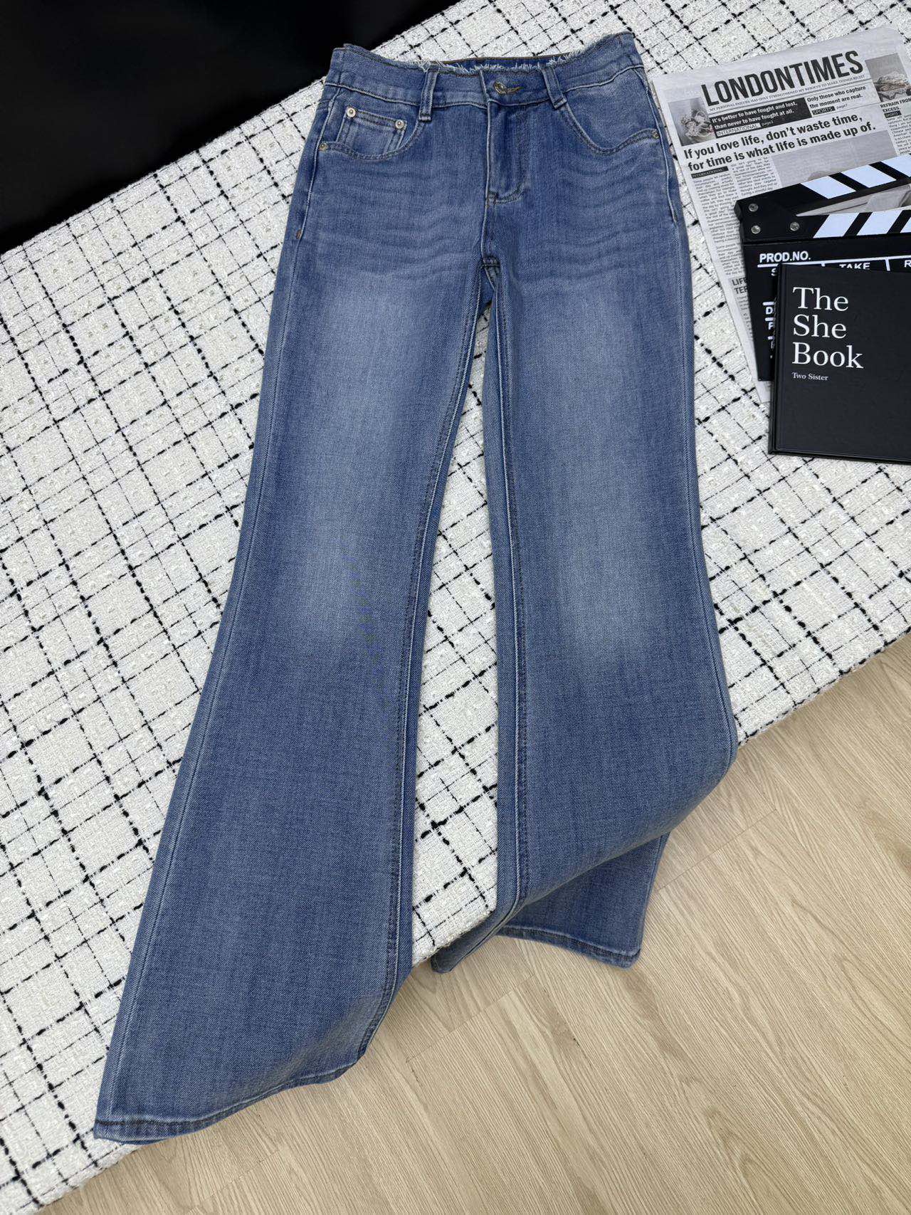 NO:332275,Loew*25ss new style, rear pocket gradient embroidered logo, jeans, daily matching, slim and slightly flare style, more styling than ordinary jeans, slim and long legs, not picky, closed eyes, enter the series, the fabric has just elasticity, slim and not slim, a perfect versatile king, two colors 26-27-28-29-30.,,loewe,jeans,alexander wang19860909Loew*25ss新款 后口袋渐变刺绣logo微喇牛仔裤 日常搭配刚需 修身微喇的版型 比普通的牛仔裤更具造型感 显瘦显腿长 不挑人 闭眼入系列 面料带有弹力恰到好处 修身不勒 妥妥的百搭王 两色 26-27-28-29-30.,,loewe,jeans,alexander wang,Women's clothing