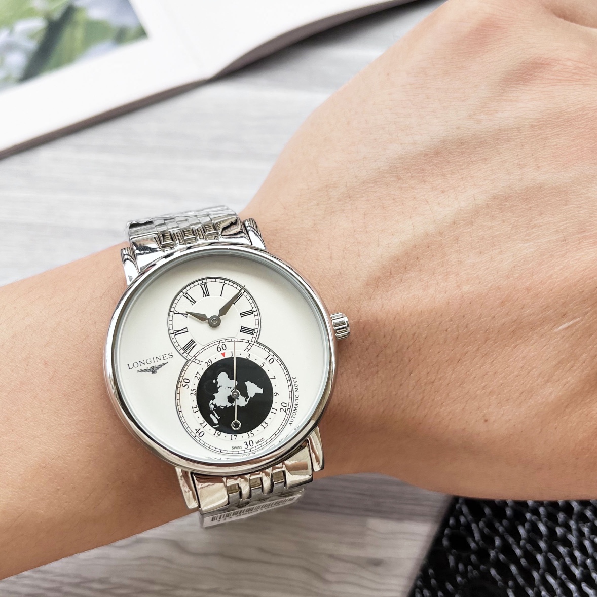 NO:337047,Platinum Steel 10 Brand: Longines (new three-pin product, business and casual) Luxury and atmospheric type exquisite men's watch (new product) strap real cowhide strap (comfortable)/361 stainless steel strap (durable) movement: imported fully automatic mechanical movement) material sapphire scratch-resistant mirror (high definition, wear-resistant) atmospheric hot style wrist treasure, unique craftsmanship, size diameter 42mm thick 12mm hot sale!  longines cowhide19860909白金 钢10 品牌:浪琴(三针新品,商务休闲）奢华大气类型精致男士腕表（新品）表带真牛皮表带(舒适)/361精钢表带（耐用）机芯:进口全自动机械机芯）材料蓝宝石防刮镜面（高清,耐磨）大气爆款 豪情风格 腕间瑰宝 匠心独蕴 尺寸直径42mm厚度12mm热卖上市！,,longines,cowhide,Watch