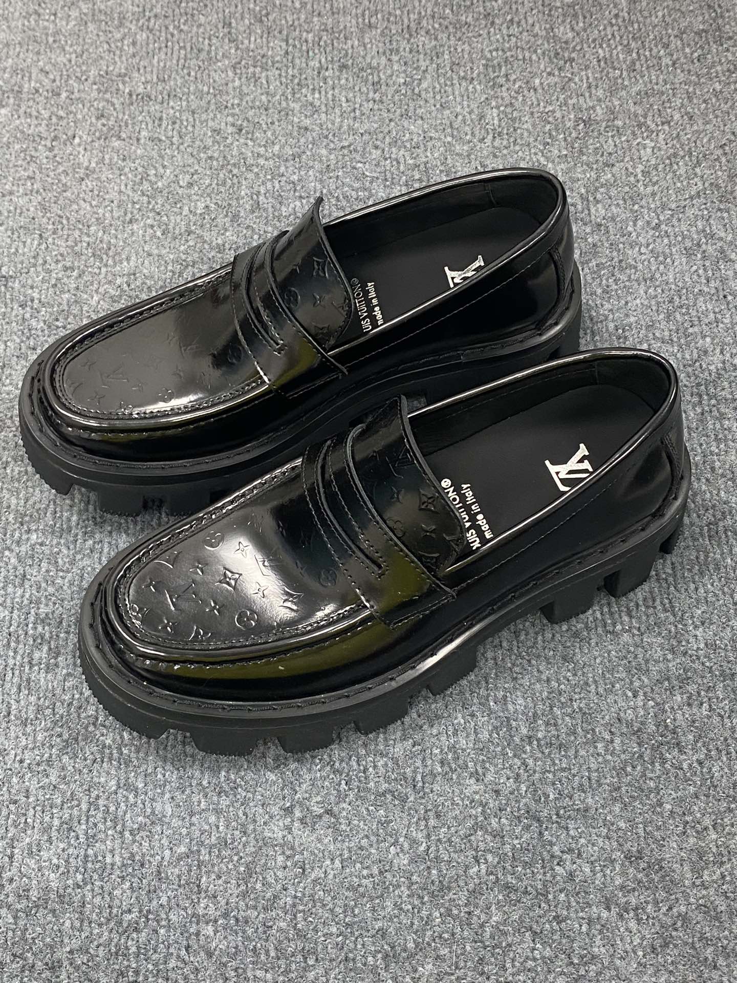 NO:284553,[L Home] Top Size: 39-44 (can be made of 38.45.46) Louis Vuitton series full-high-end boutique cowhide inner lining 2025LV latest genuine leather business shoes are launched simultaneously, imported from Italy, first layer cowhide is made one to one, official website 1:1 (original outsole). It is versatile, high-end and classy, ​​and the color combination is extraordinary. This four-season model is charming on the feet and shows the temperament of the big brand.,,louis vuitton,louis vuitton,louis vuitton,cowhide19860909【L家】顶级 Size:39-44(可做38.45.46) 路易威登系列全高端精品牛皮内里2025LV最新真皮商务鞋官网同步上市,意大利进口 头层牛皮一比一重金打造,官网1:1 (原版大底) .穿着百搭,高档不失档次,彩色搭配气度不凡.此款四季款,穿在脚上魅力四射尽显大牌气质.,,louis vuitton,louis vuitton,louis vuitton,cowhide,Men's shoes