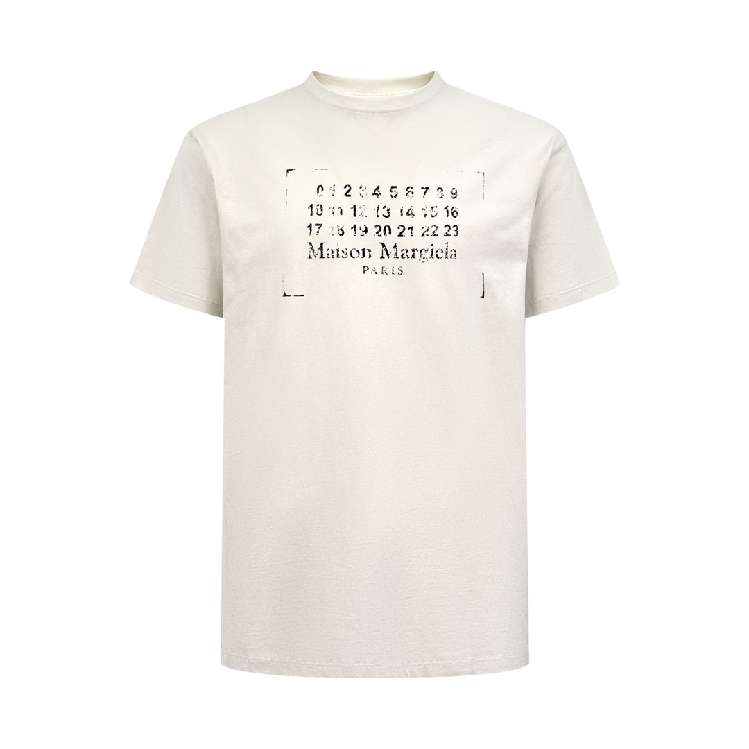 NO:162645,.Maison Margiela wear digital printed short sleeves Customized condensed wash cotton plain brocade Soft and delicate Comfortable skin with washing black as the base color Give unique layers and depth of color The chest is decorated with brand wear digital printed logo to outline the fashionable outline engraved in time Compatible with the iconic four-corner stitching of the back, telling the brand's exploration and reshaping of fashion boundaries Aesthetics of deconstruction Craft 1: Use glue printing The chest printing has been modified three times by the film mesh board with glue liquid paint Print patterns on the fabric Baking fabric to fix the printing pattern Craft 2: Each piece is hand-stitched by the master to ensure the accuracy of position and spacing The hand-sewn process can better reflect the craftsman's exquisite skills and control of details Craft 3: The fabric is washed, the texture is better, and it is not easy to deform  Not easy to shrink, not easy to fade, maintain long-term beauty Auxiliary materials Customized 1:1 MM6 trademark Size Loose style S M L XL Exclusive, Masion margiela, T-shirt, alexander wang19860909.Maison Margiela 磨损数字印花短袖 定制凝萃洗褪棉平纹锦 柔软细腻 舒适贴肤 以水洗黑色为底色 赋予色彩独特的层次与深度 胸前饰以品牌磨损数字印花logo 勾勒出时光镌刻的时尚轮廓 与后幅标志性的四角缝线相得益彰 诉说着品牌对时尚边界的探索与重塑 解构美学的精妙诠释 工艺1: 采用胶浆印花 胸前印花经过三次菲林网板修改 使用胶浆液体涂料在织物上打印图案 烘烤织物以固定印刷图案 工艺2: 每件皆由师傅纯手工缝标 可以确保位置和间距的准确率 手缝工艺更能体现匠人的精湛技艺和对细节的把控 工艺3: 面料都经过浇洗 手感质感更佳 不易变形 不易缩水 不易褪色 保持长久的美观 辅料 定制1:1 MM6商标 版型 宽松版型 尺码 S M L XL 独家专供,,masion margiela,T-shirt,alexander wang,Men's clothing